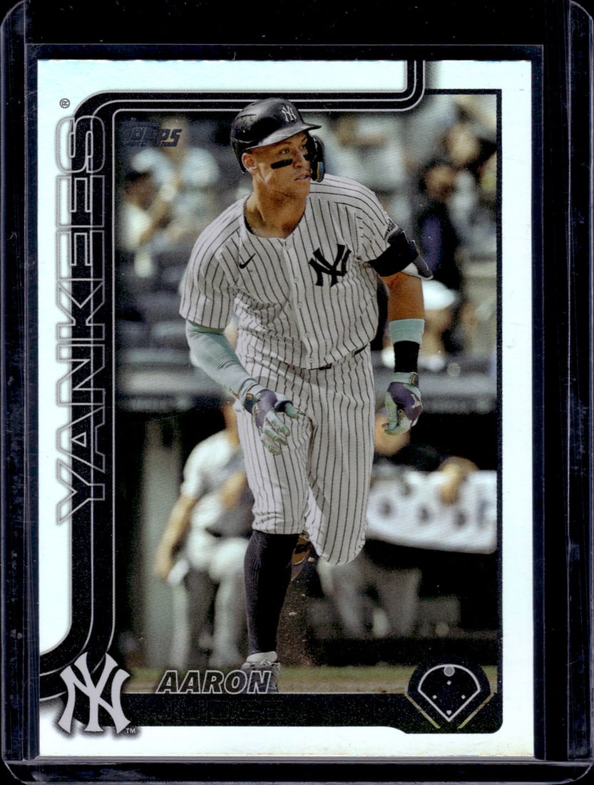 Aaron Judge Holo Foil 2025 Topps Series One #300: Aaron Judge Holo Foil 2025 Topps Series One #300