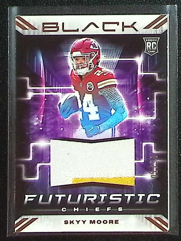 Skyy Moore Rookie Patch /50 2022 Panini Black #FUT-SMO Kansas City Chiefs: Panini Select, Prizm, Mosaic, Contenders, Zenith, Phoenix, Illusions, Absolute, Rookie NFL Sports Trading Cards, SP, SSP, Cards, Football Cards for Sale Near Me, Superbowl & Hall of Fame Player Cards,