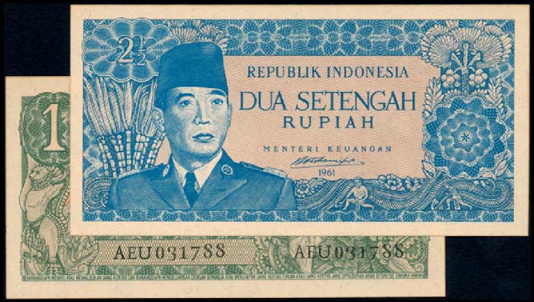 Indonesia 1 Rupiah 2-1/2 Rupiah 1961: Indonesia Republik Indonesia, 1 Rupiah, 2-1/2 Rupiah, 1961, (P.79A, 79B), serial nos. AEU 031788, BAB 077588, ageing, generally AU-UNC. (2)