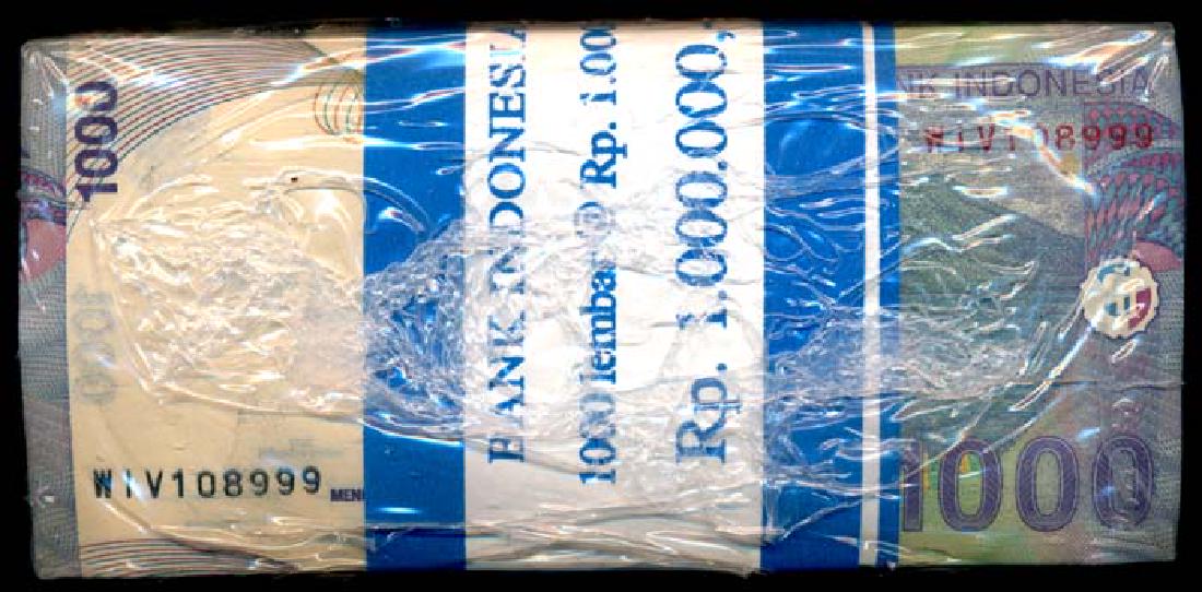 Indonesia 1000 Rupiah 2000/13 block: Indonesia Bank Indonesia, 1000 Rupiah, 2000/13, in a plastic sealed block said to contain 1000 notes, 1st note serial no. WIV 108999, condition of notes unchecked, presumably AU-UNC. We are unsure of 
