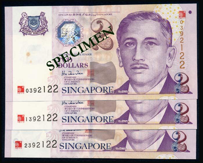 Singapore 3x$2 2000 HTT red Millennium logo: Singapore $2, (2000), President Ishak, BCCS, sign. Hu Tsu Tau, red Millennium logo ovpt., serial nos. 0392122, 1392122, 2392122, ageing, AU-UNC. With UOB album. (3)
