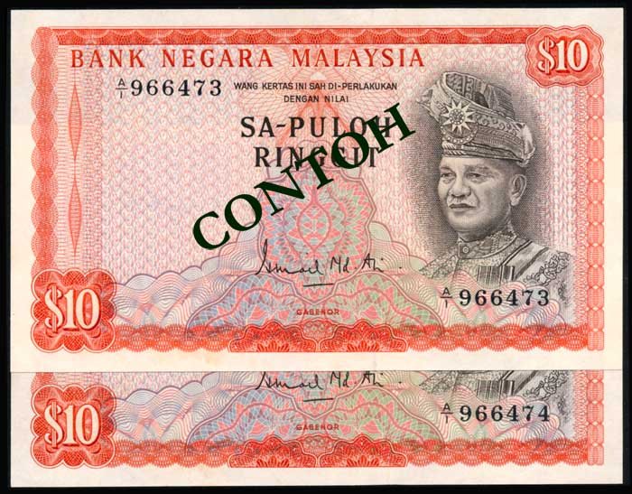Malaysia $10 1967-72 consec pair 1st prefix: Malaysia $10, (1967-72), 1st series, sign. Ismail Md. Ali, solid security thread, (KNB.3b), serial nos. A/1 966473 to 474, consecutive pair of first prefix notes, AU-UNC. (2)