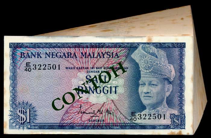 Malaysia $1 1972-76 100 consecutive: Malaysia $1, (1972-76), 2nd series, sign. Ismail Md. Ali, (KNB.7), serial nos. E/40 322501 to 600, 100 consecutive notes, foxing, most with foxing, last note GEF, others generally AU-UNC. (100)