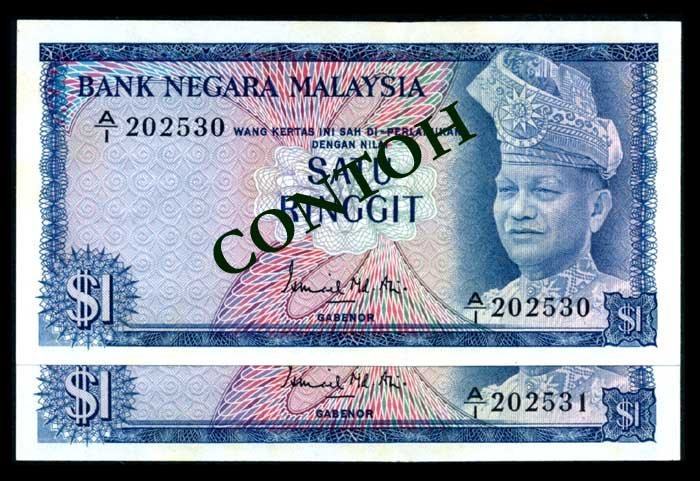 2 Malaysia $1 1967-72 1st prefix AU-UNC: Malaysia $1, (1967-72), 1st series, sign. Ismail Md. Ali, (KNB.1b), serial nos. A/1 202530 to 531, consecutive pair, 1st prefix, ageing, AU-UNC. (2)