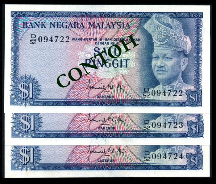 3 Malaysia $1 1972-76 AU-UNC: Malaysia $1, (1972-76), 2nd series, sign. Ismail Md. Ali, (KNB.7), serial nos. D/52 094722 to 724, 3 consecutive notes, ageing, AU-UNC. (3)