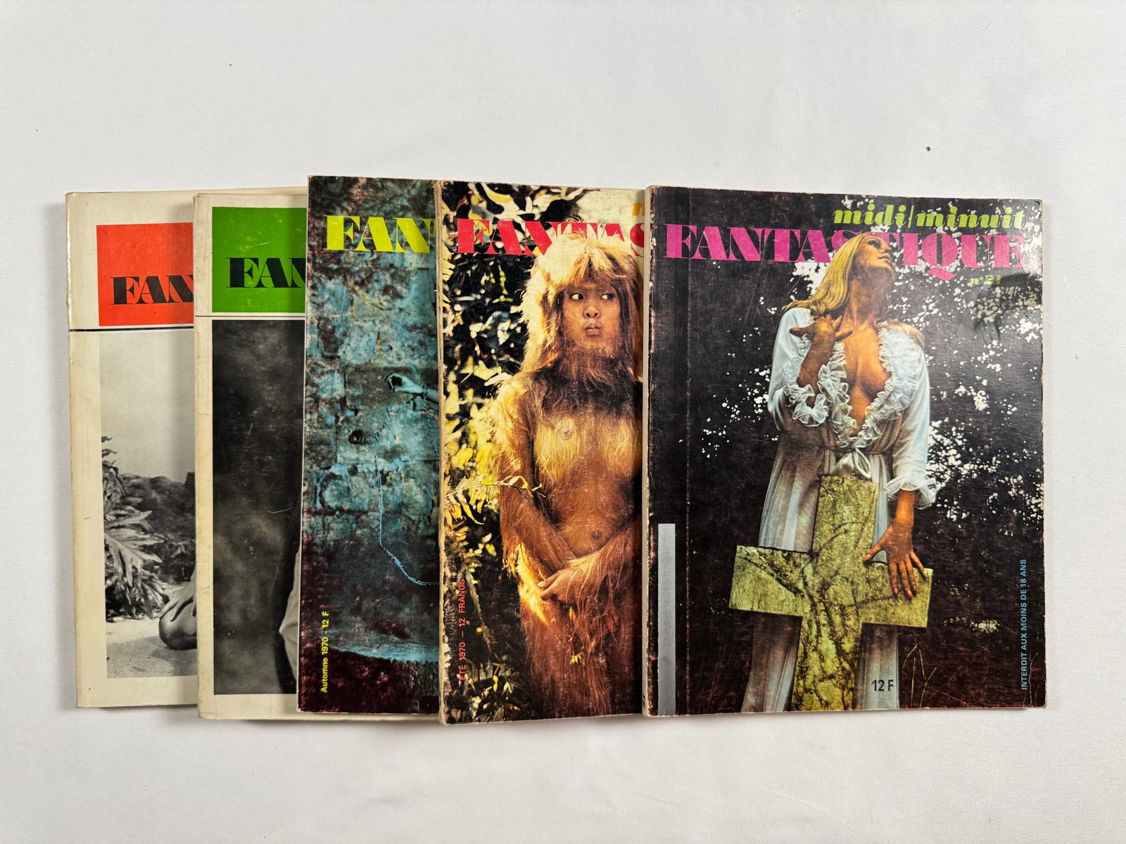 Lot of 5 Midi Minuit Fantastique French Magazine Revue de Cinema Signed by Barbra Steele: Midi Minuit Fantastique (1962–1972) was a French film magazine published by Eric Losfeld (publisher of Adonis Kyrou and film magazine Positif). Michel Caen and Alain Le Bris started it, accompanied 