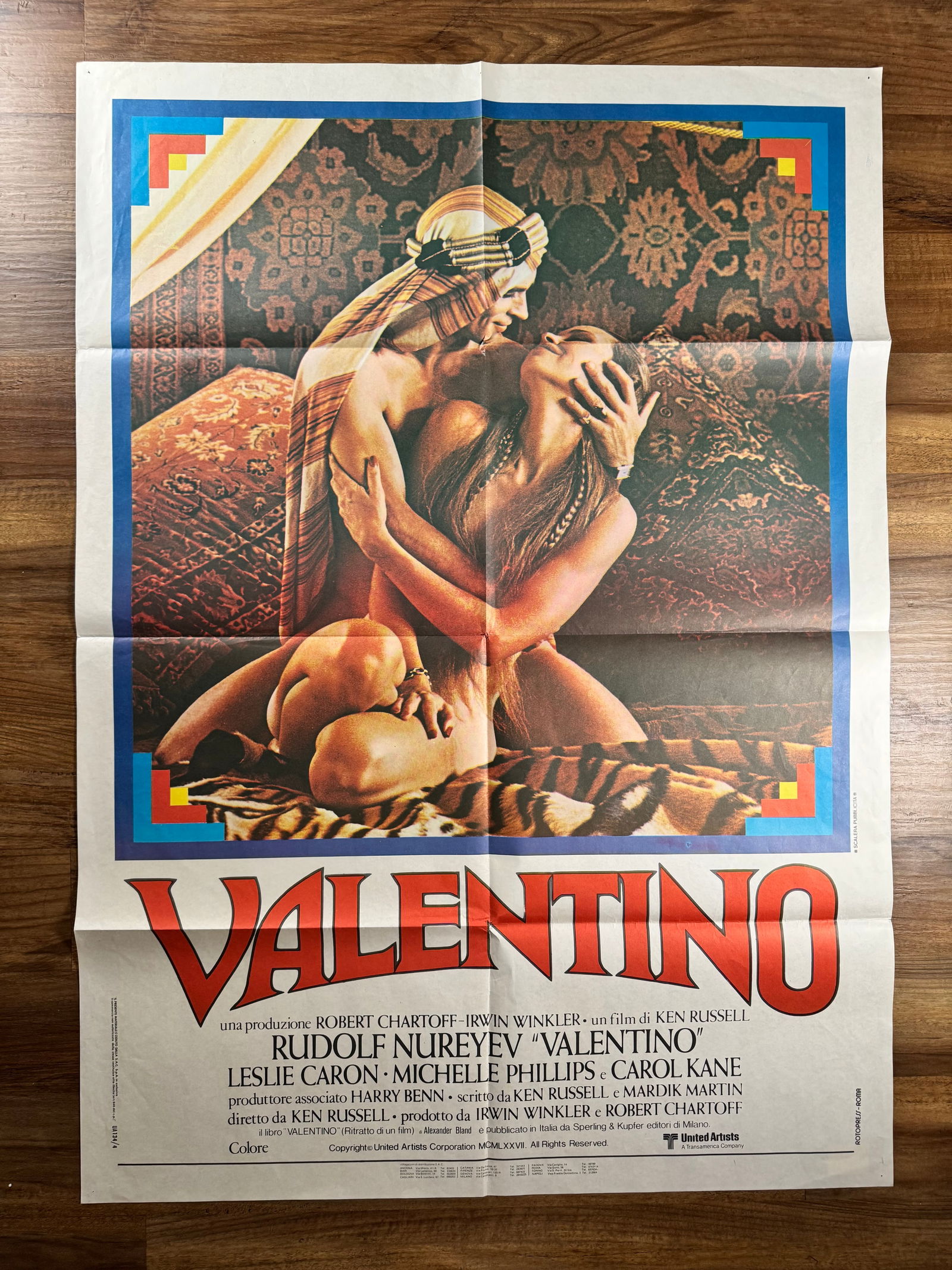Valentino 1977 Original 2 Fogli Italian 1P Folded Movie Poster 39"x55": Valentino is a 1977 American biographical film co-written and directed by Ken Russell and starring Rudolf Nureyev, Leslie Caron, Michelle Phillips, and Carol Kane. It is loosely based on the life of s