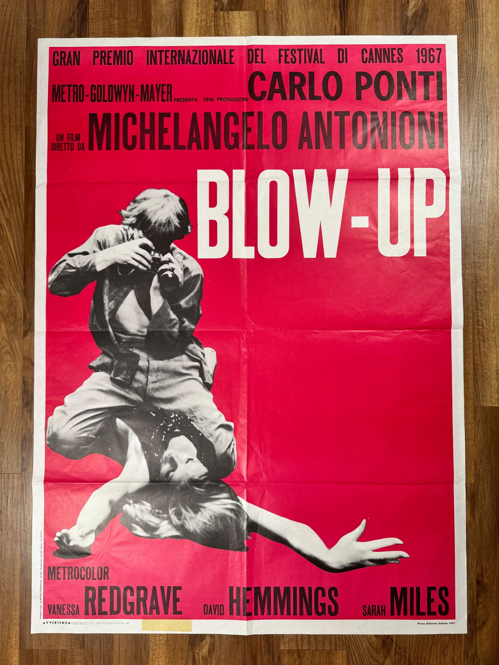 Blow Up 1967 Original 2 Fogli Italian 1P Folded Movie Poster 39"x55" Michelangelo Antonioni: This appears to be the original release poster and it is dated 1967. Some say this is a re-release from the early 1970s but either way, this was the first Italian release of this film, no other 1p 2 f