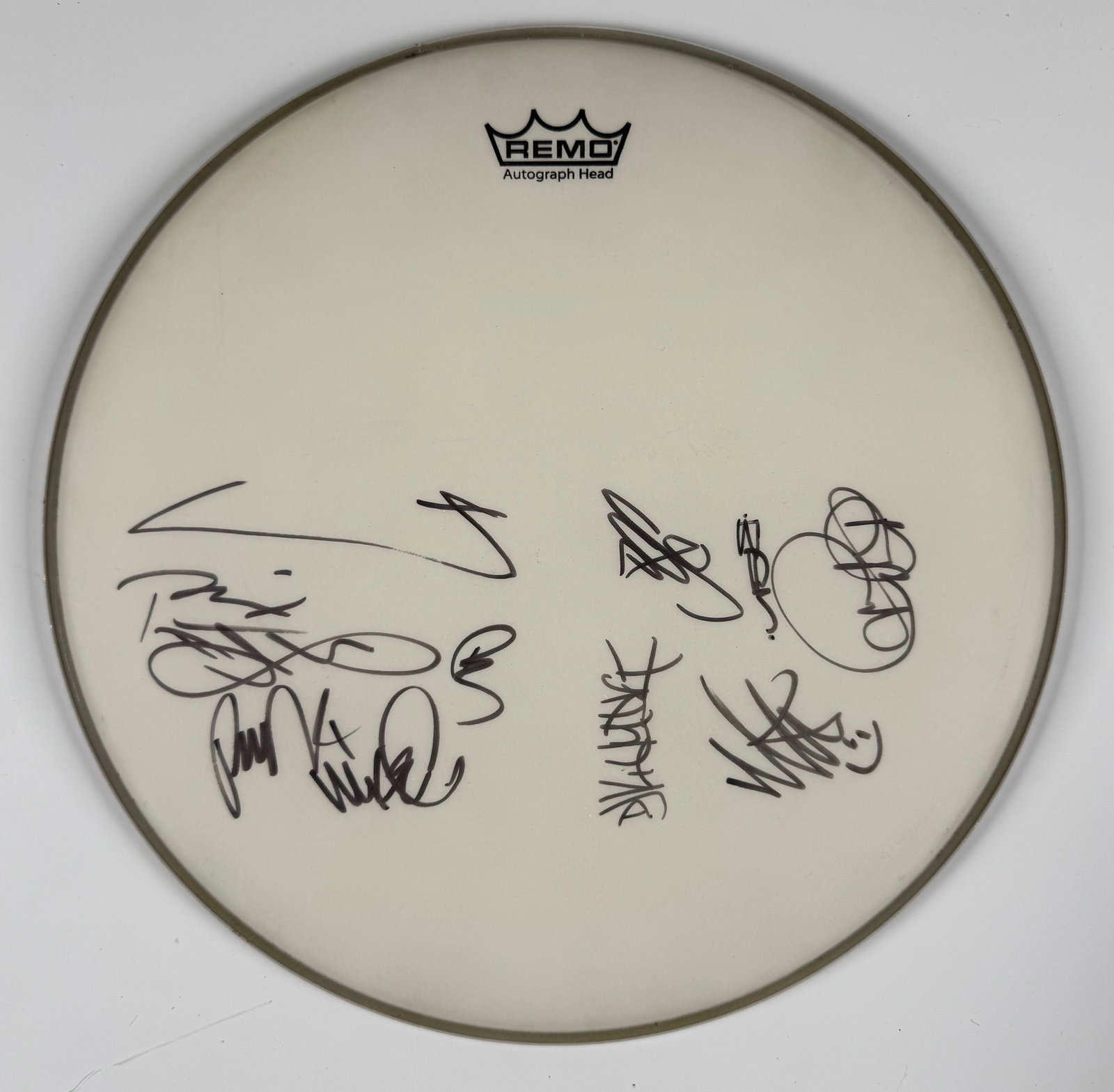 Linkin Park Multi-Signed Remo Drumhead Chester Bennington Mike Shinoda Band: Band-signed 14-inch Remo Autograph Head drumhead featuring black marker signatures from members of Linkin Park. The drumhead is intended for display and showcases multiple autographs across the playin