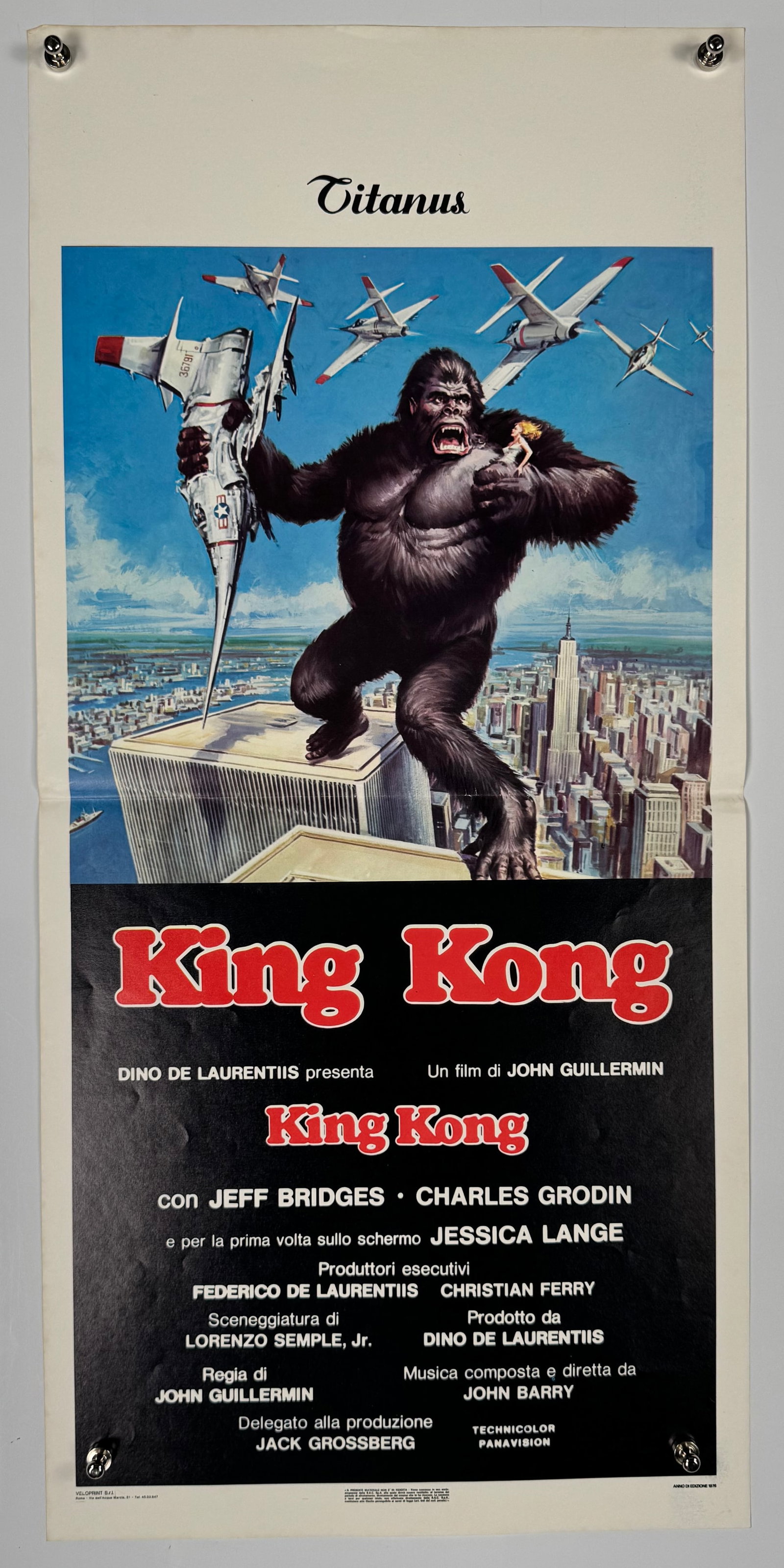 King Kong 1976 Original Italian Locandina Movie Poster Jeff Bridges Jessica Lange: Original Italian Locandina movie poster for the 1976 remake of *King Kong*. Directed by John Guillermin and starring Jeff Bridges, Jessica Lange, and Charles Grodin. Measures approximately 13 x 28 inc