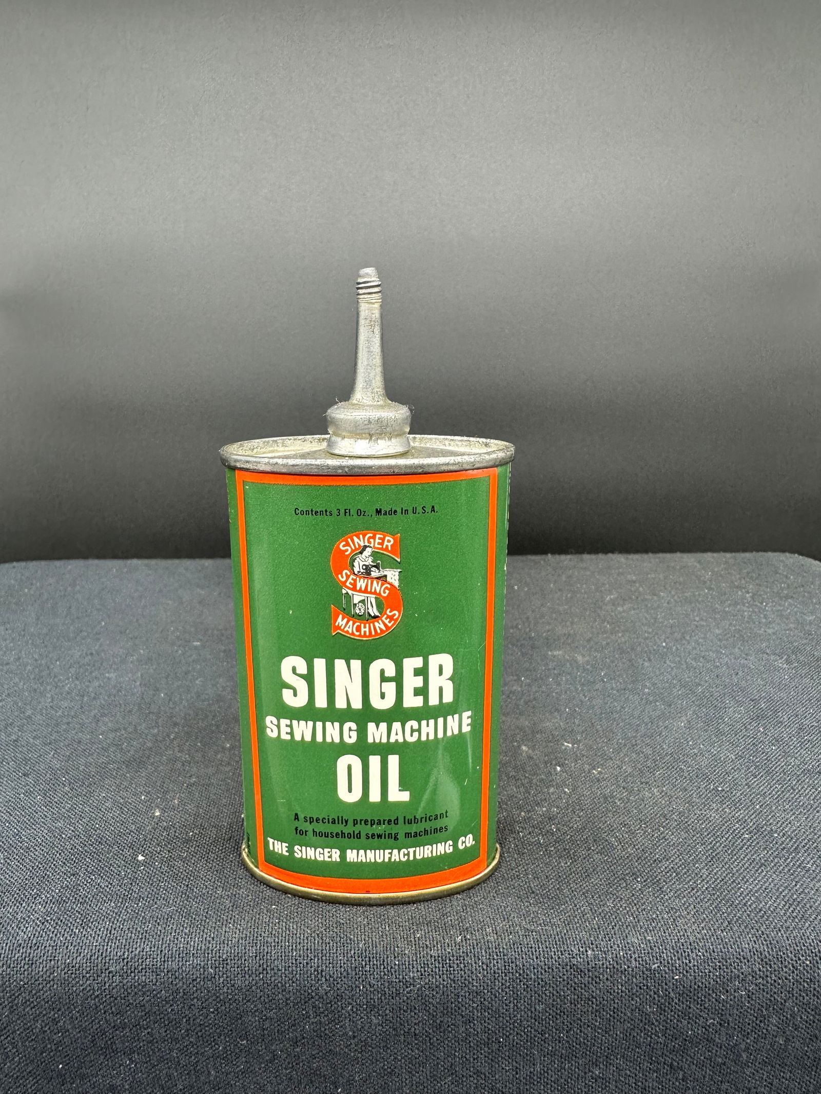 SINGER SEWING MACHINE LEAD TOP HANDY OILER (1 of 6)