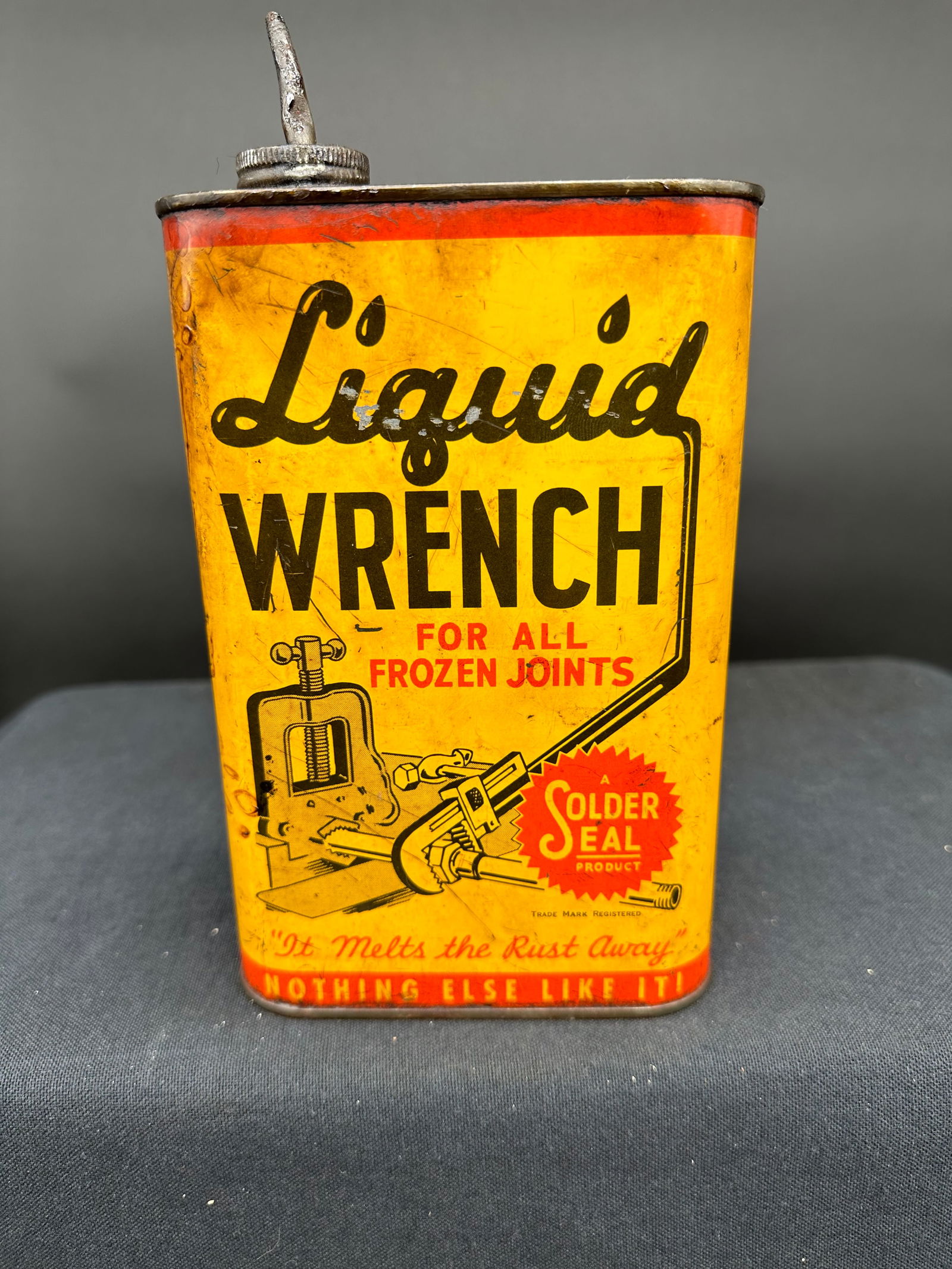 LIQUID WRENCH 1 QUART OIL CAN (1 of 5)