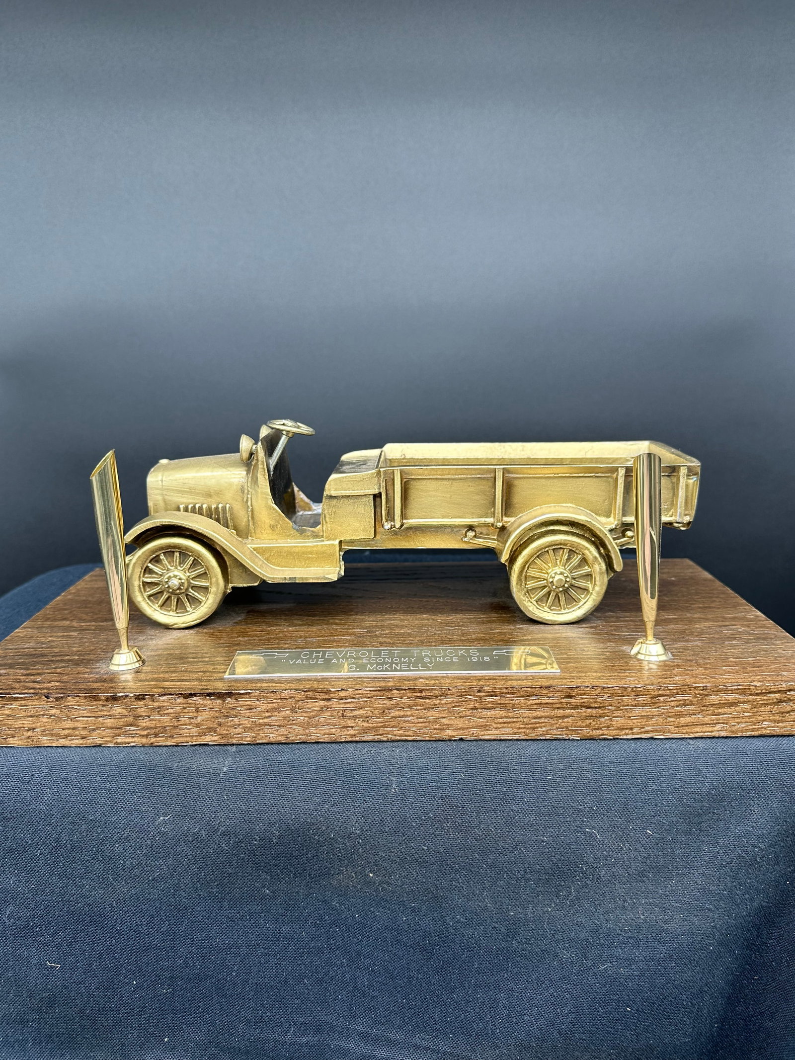 CHEVROLET TRUCKS PEN HOLDER DEALERSHIP AWARD: Please see photos for description