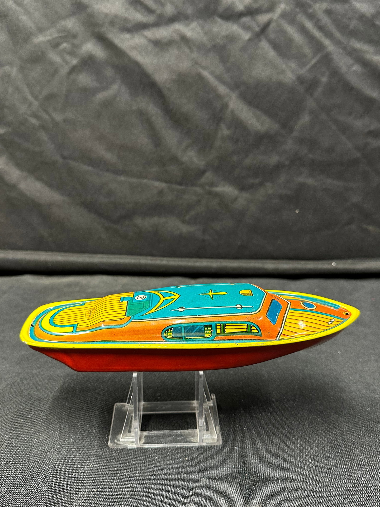 SUPERIOR TIN TOY SPEED BOAT: Please see photos for condition.