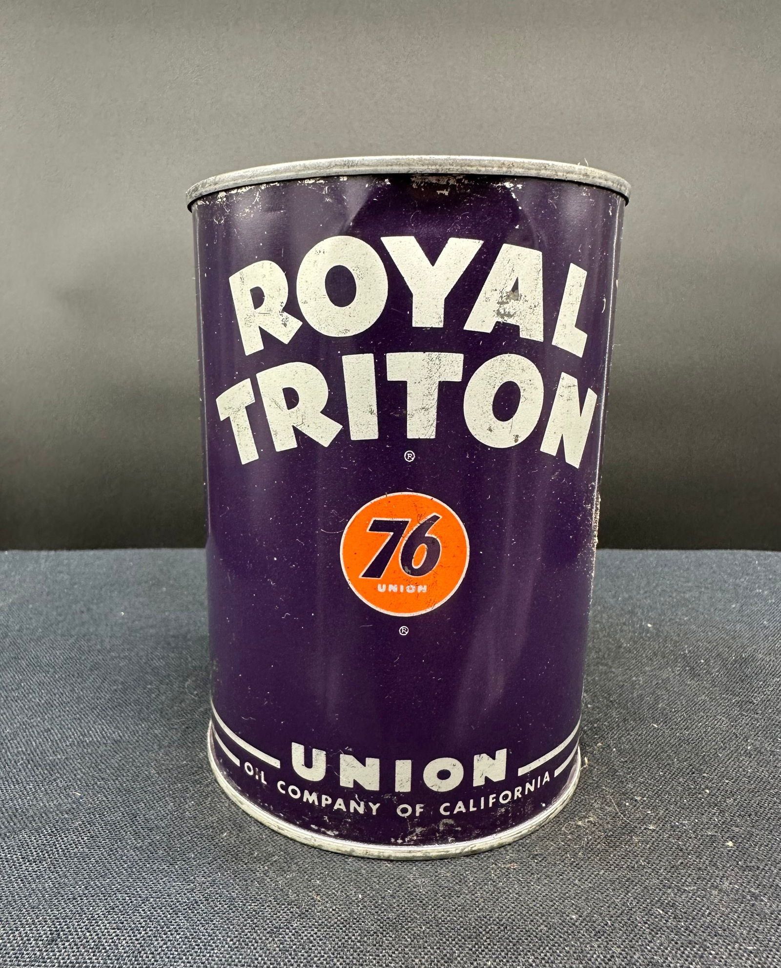 ROYAL TRITON 1 QUART MOTOR OIL CAN (1 of 6)