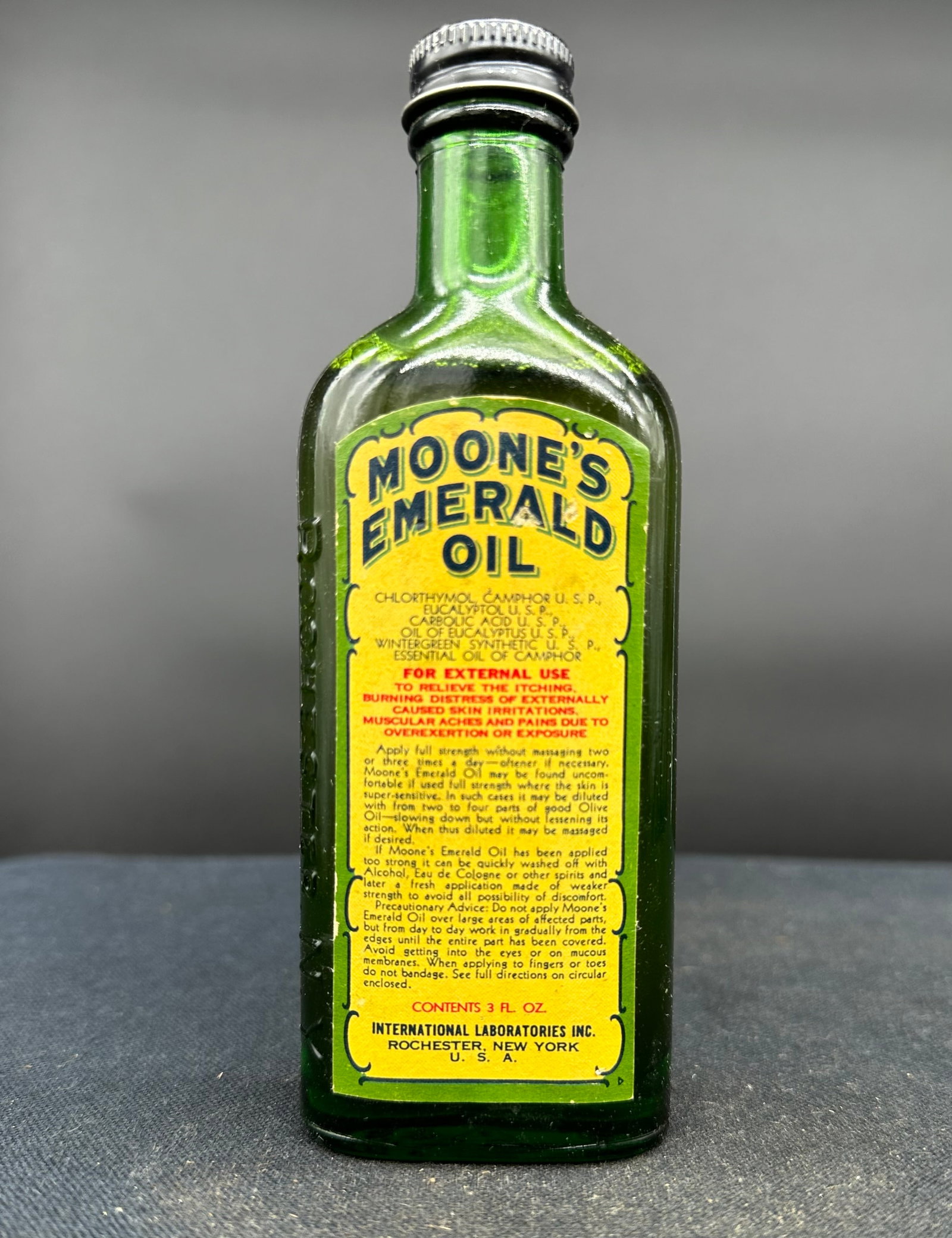 MOONES EMERALD OIL BOTTLE: Please see photos for condition