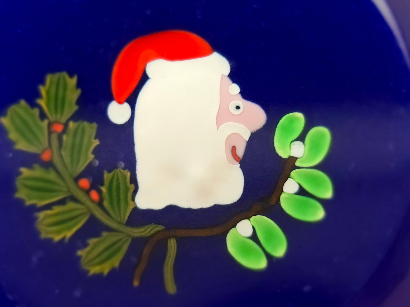 Perthshire - Santa Claus: The weight for Xmas 2000. Lampwork carricature of Santa, with holly and mistletoe on a rich blue ground. Faceted. Diam: 69.5mm or near 2 3/4 ins