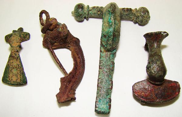 Roman. c. 3rd-4th Cent., a lot of 4 bronze fibulae: Roman. c. 3rd-4th Cent., a lot of 4 bronze fibulae (ancient clothing pins). All are nice, the largest with nice pale green patina and measures 2.5" tall. The smallest is 1.25" tall. Joel L. Malter Col
