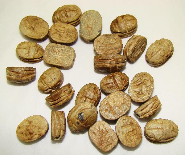 Egypt, New Kingdom "type" small antique scarabs: Egypt, a lot of New Kingdom "type" small antique, not ancient steatite scarabs. An interesting study lot that can also be made into wearable jewelry. All are about 13mm x 10mm in size with nicely insc