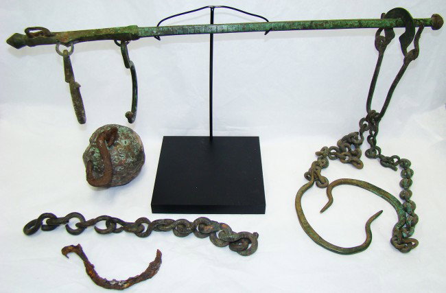 Late Roman, attractive bronze steelyard scale: Roman to Late Byzantine, c. 4th-6th century AD., A nice and attractive bronze steelyard scale. Beam is 4 sided with equally spaced incised linear markings for precise measurements throughout. Each end