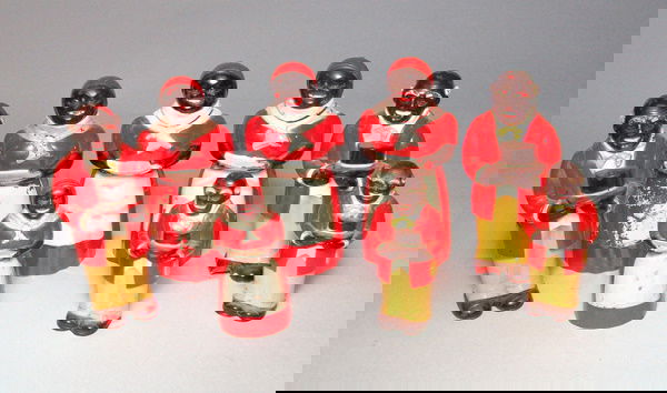 A lot of 8 red plastic salt and pepper shakers as: A lot of 8 red plastic salt and pepper shakers as well as 2 syrup pitchers 4 are of Aunt Jemima and the other 4 are of coachmen, all holding their top hats. Some faded paint, G. 3 small pieces include