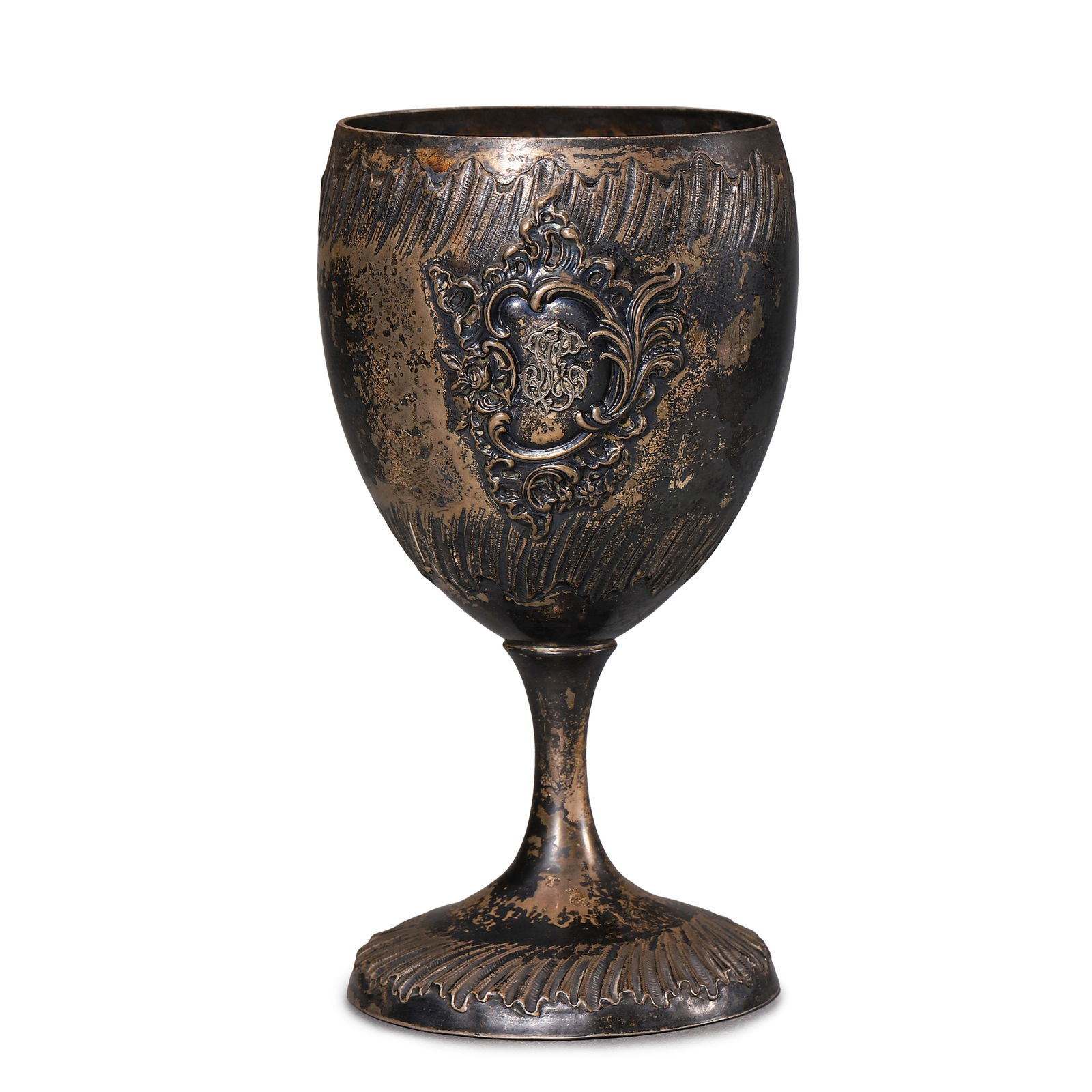 A SILVER GOBLET WITH ENGRAVED CREST, 19TH CENTURY (1 of 3)