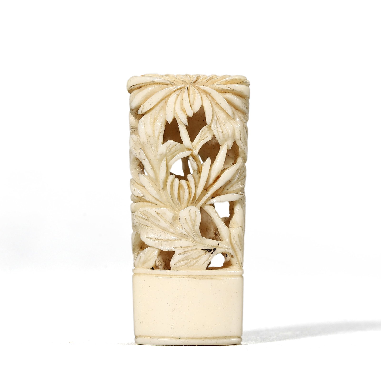 CARVED QIUJIAO (TWISTED HORN) SCENT HOLDER WITH OPENWORK FLORAL DESIGN: Dimensions: Length: 1 9/16 in. (4 cm), Weight: 7.4 g This finely crafted scent holder is made from qiujiao (twisted horn), a rare and valued organic material traditionally used in East Asian decorativ