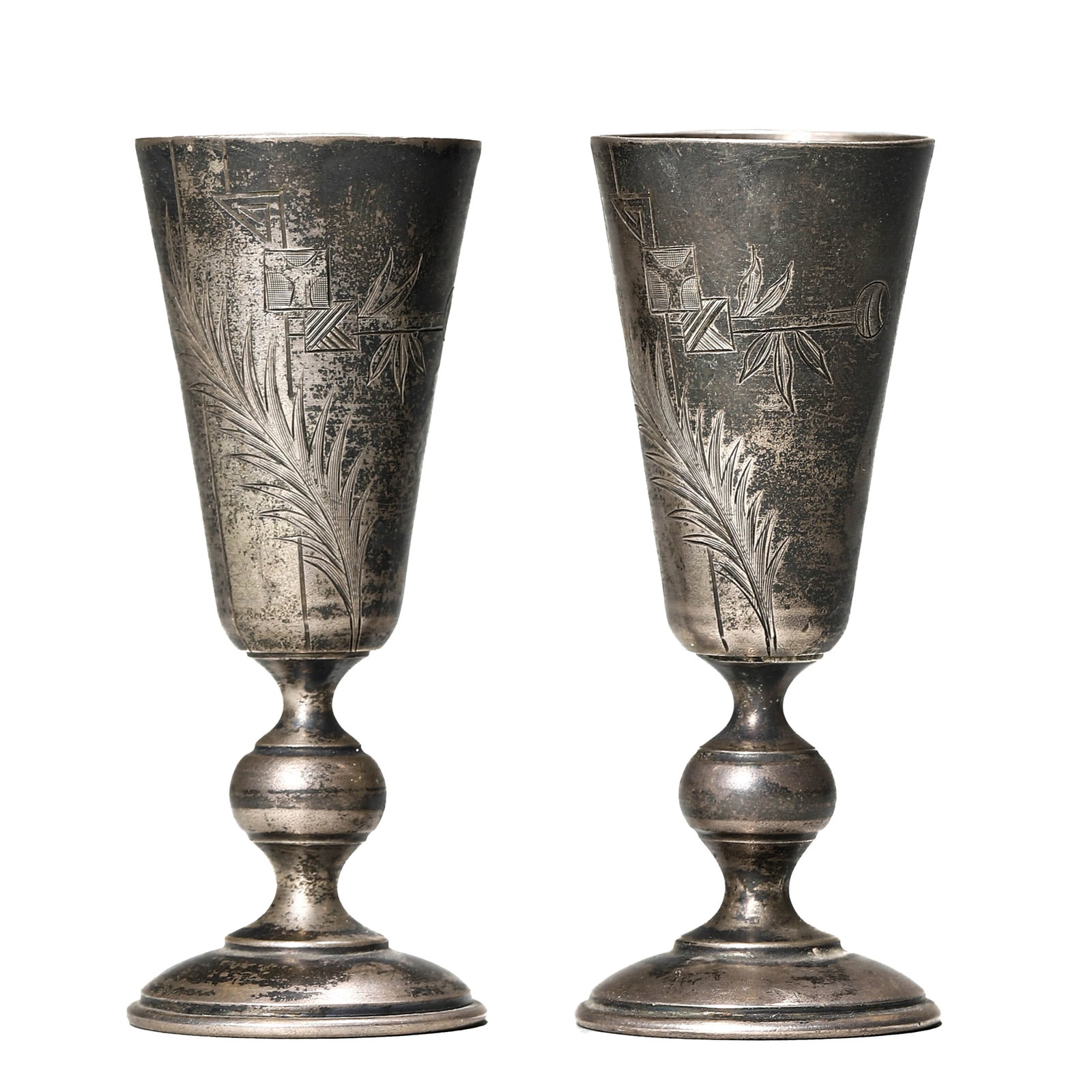 A PAIR OF RUSSIAN SILVER ENGRAVED GOBLETS (1 of 14)