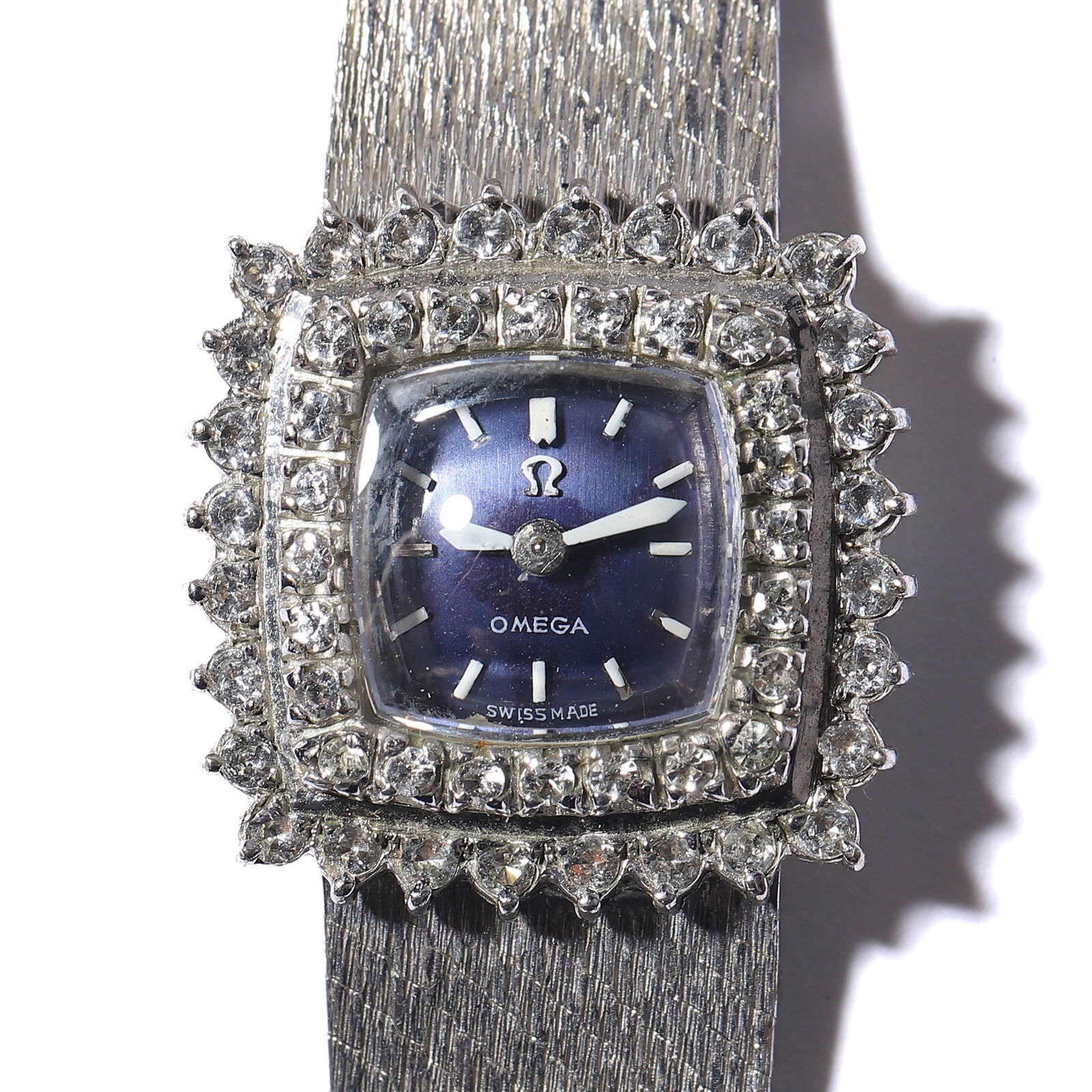 AN OMEGA LADIES 18K WHITE GOLD AND DIAMOND WRISTWATCH (1 of 5)