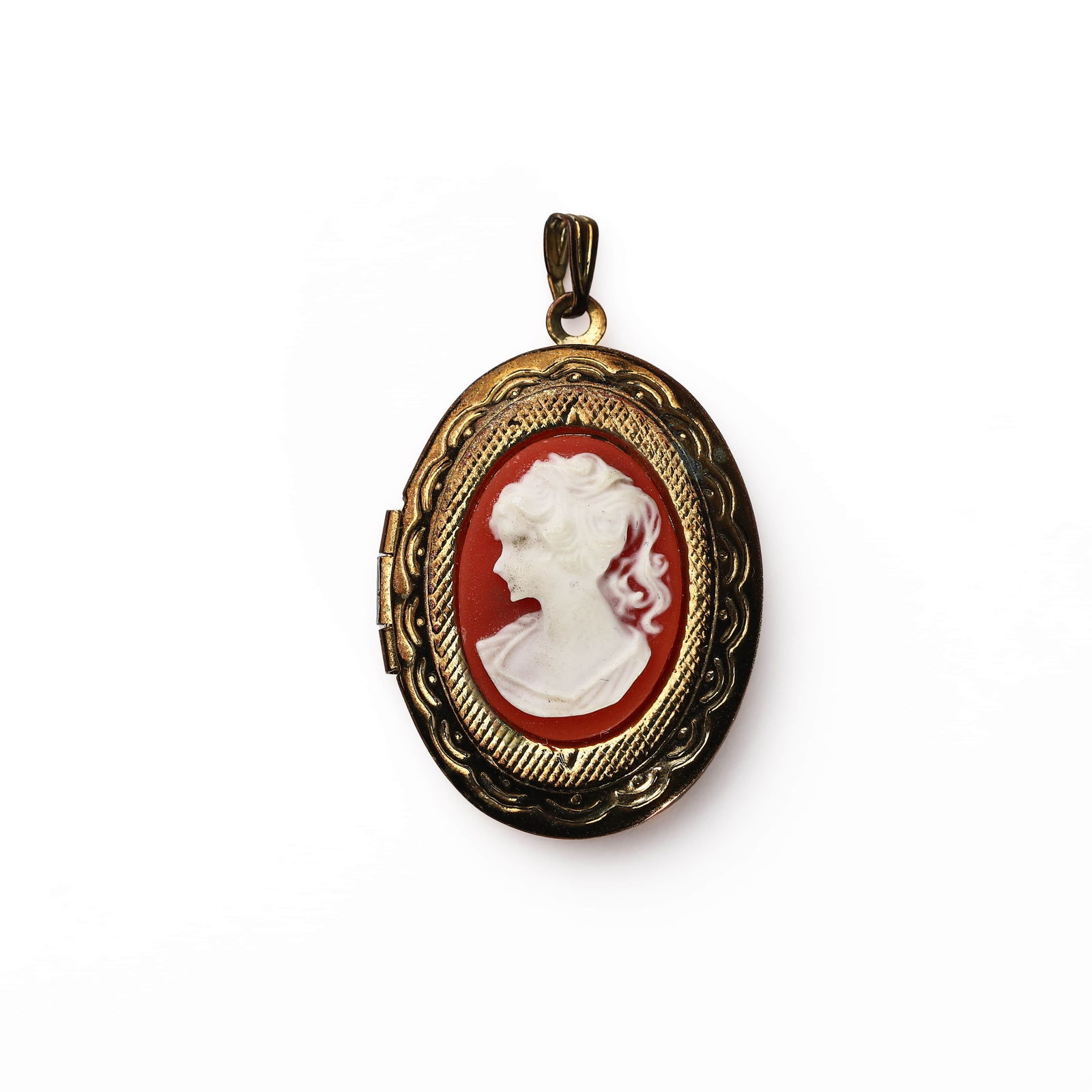 VINTAGE OVAL LOCKET CAMEO PENDANT IN GOLD-TONE METAL (1 of 4)