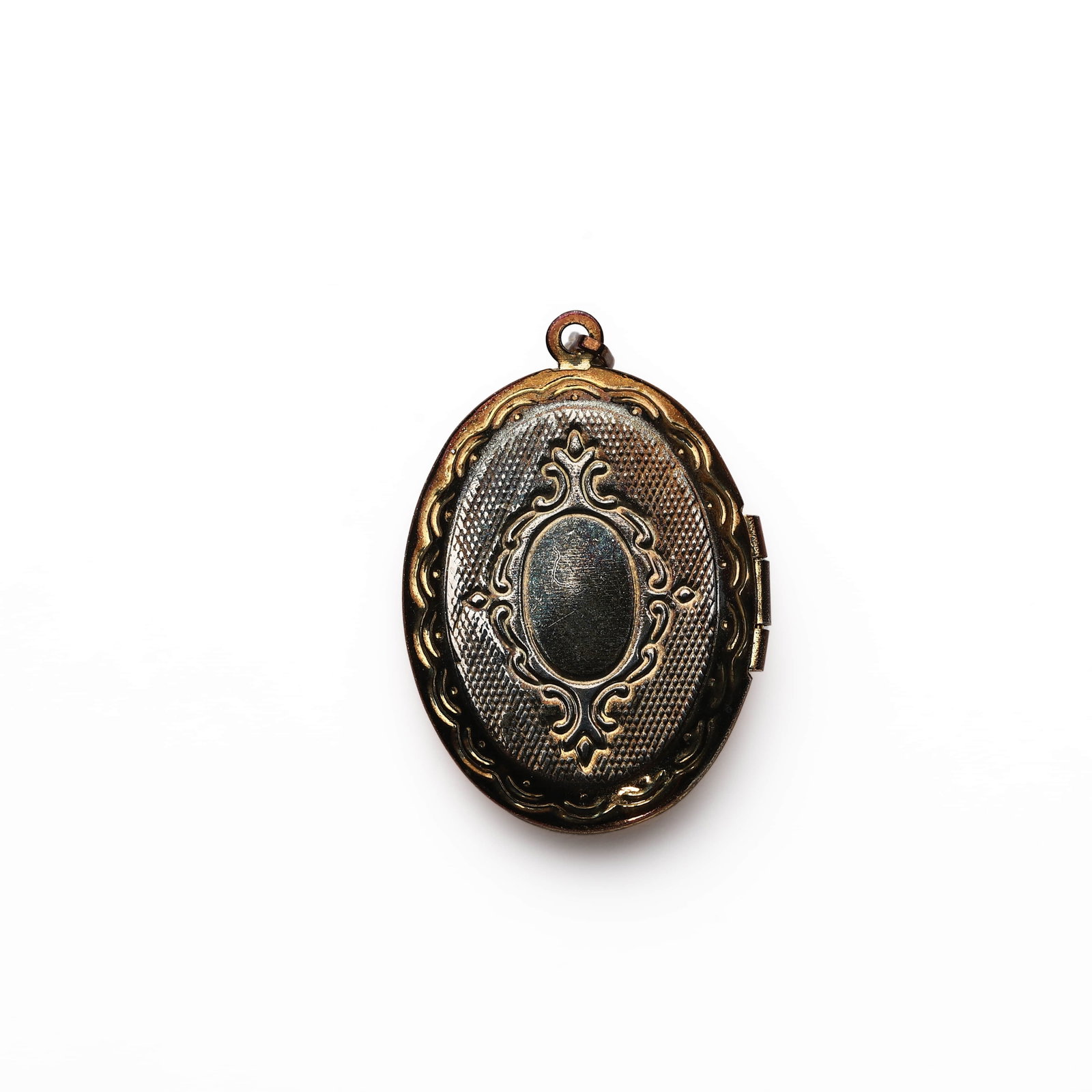 VINTAGE CAMEO BROOCH/PENDANT DEPICTING A LAUREL-CROWNED PROFILE: Dimensions:Length: 1 1/4 in. (31.4 mm), Width: 1 in. (24.8 mm), Weight: 3 g Description: A vintage cameo brooch/pendant featuring a carved male profile adorned with a laurel wreath, possibly referenci
