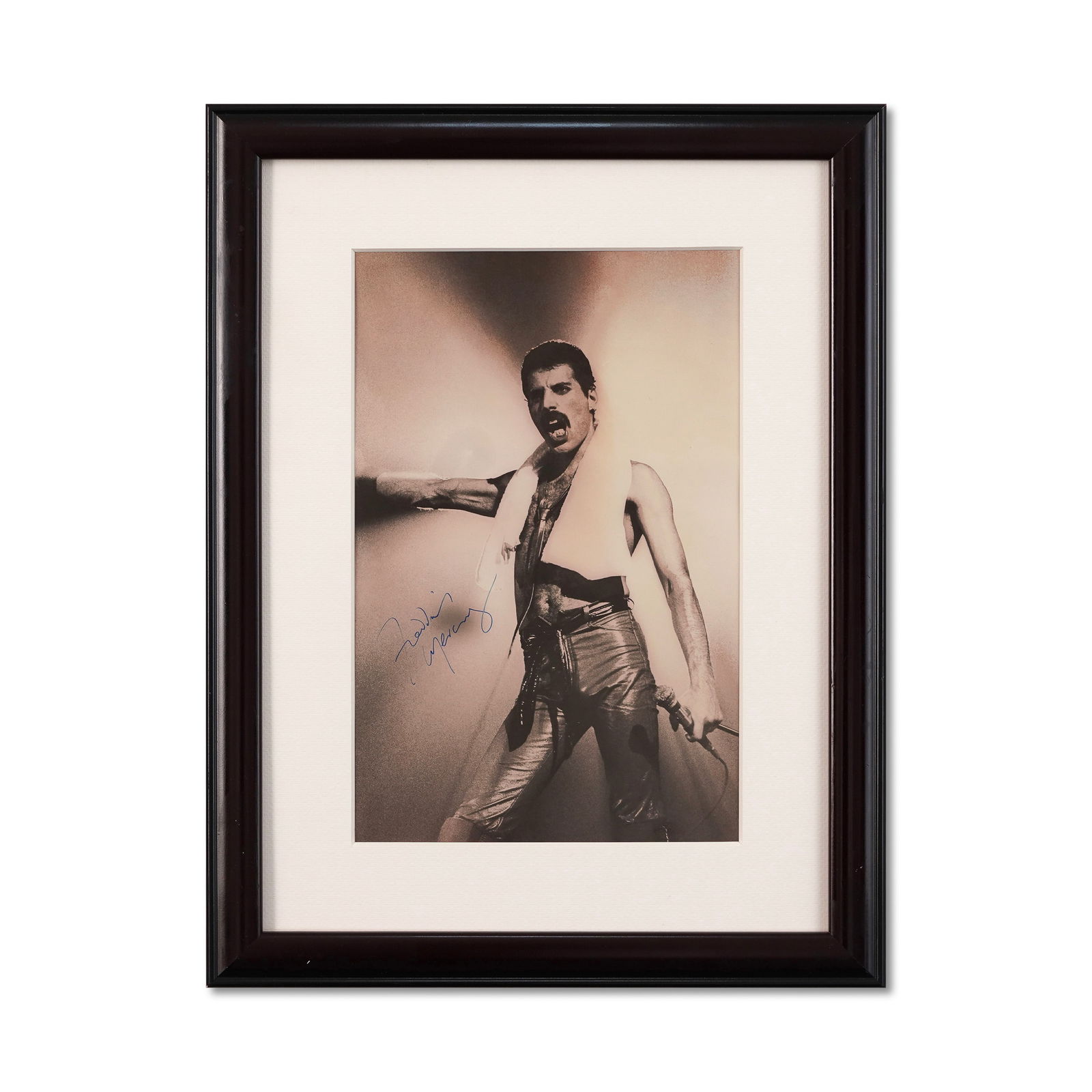 FREDDIE MERCURY SIGNED GELATIN SILVER PHOTOGRAPH (1 of 1)