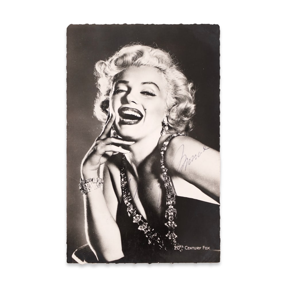 MARILYN MONROE SIGNED PHOTOGRAPHIC POSTCARD (1 of 2)