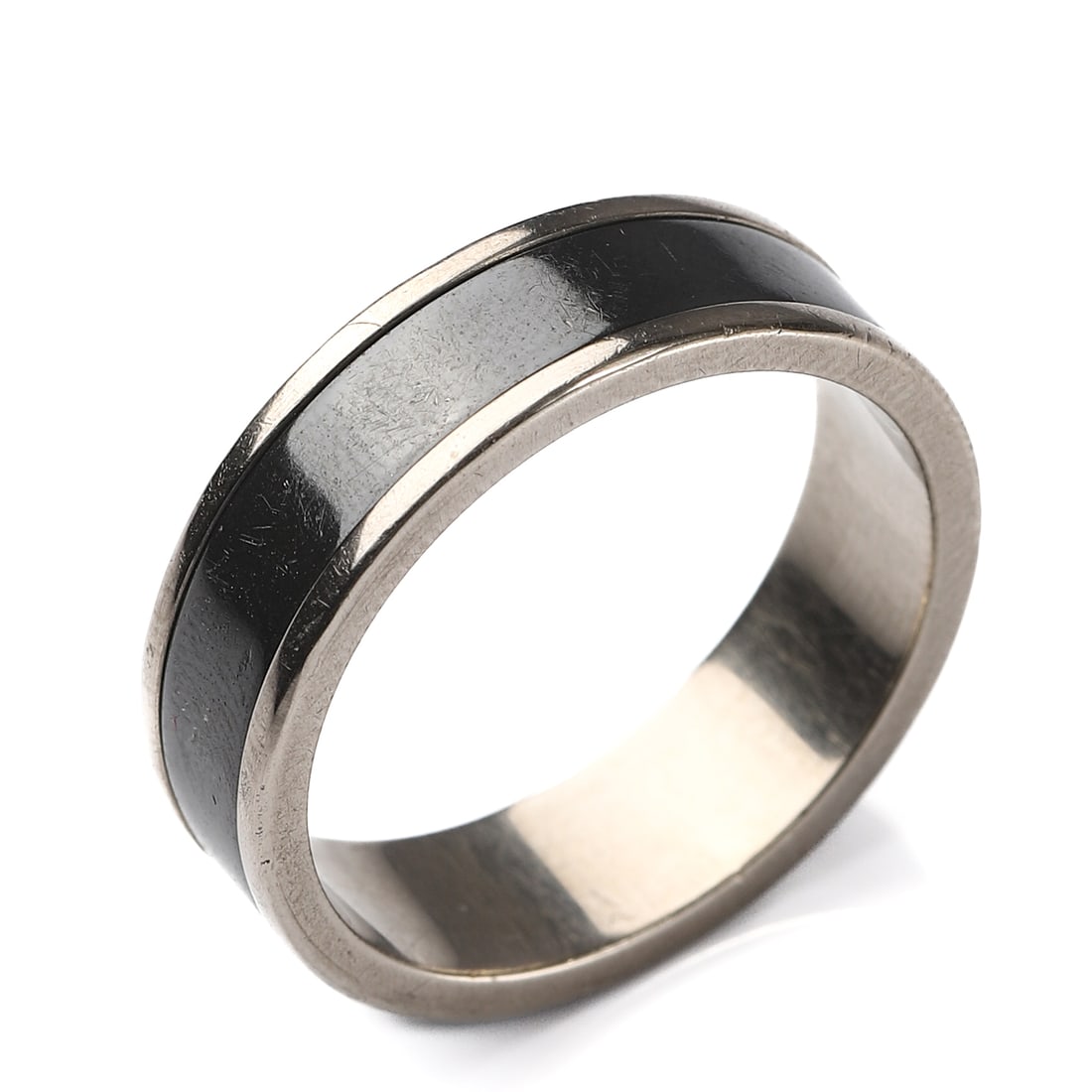 A HARRY WINSTON MEN’S BAND RING, 18K WHITE GOLD AND ZALIUM: Dimensions Inner Diameter: 23/32 in (18.4 mm); Weight: 8.2 g. Description: A refined Harry Winston men’s wedding band crafted from 18K white gold (Au750) and Zalium, a proprietary zirconium-based al