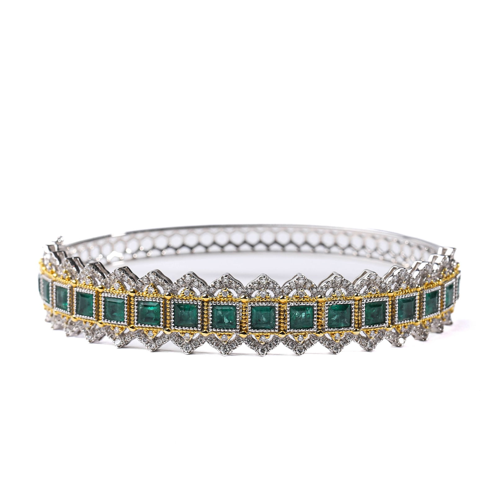 RETRO PERIOD ITALIAN TWO-TONE GOLD EMERALD AND DIAMOND BRACELET: A remarkable Italian bracelet from the Retro period, crafted in 18k two-tone gold, showcasing the iconic Buccellati-style lace and honeycomb goldwork. This luxurious piece features a stunning array