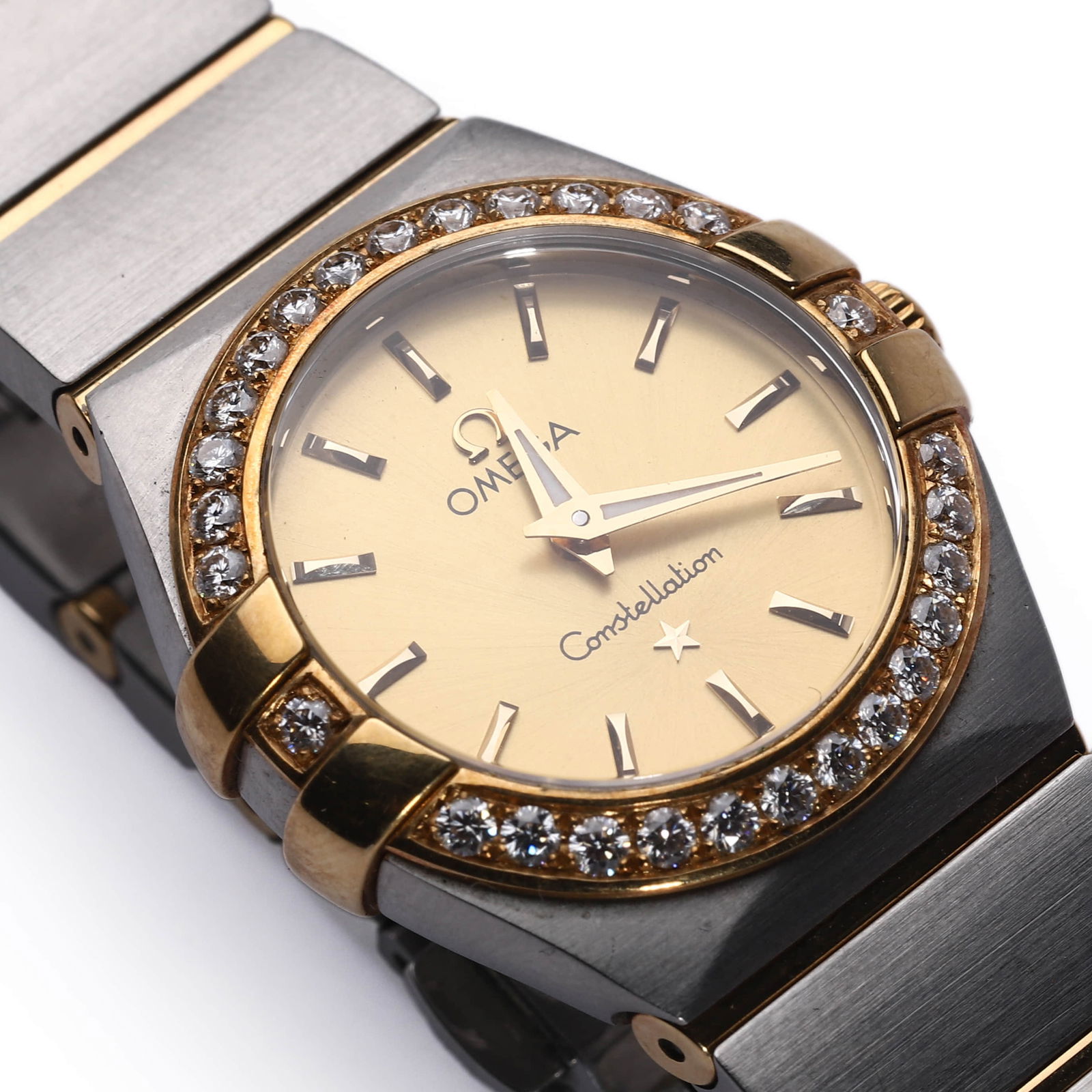 OMEGA CONSTELLATION LADIES’ WRISTWATCH WITH DIAMOND BEZEL: Dimensions Diameter 25.7 mm Description The wristwatch is finely crafted in stainless steel and 18k yellow gold, featuring an integrated bracelet with brushed steel links accented by polished gold