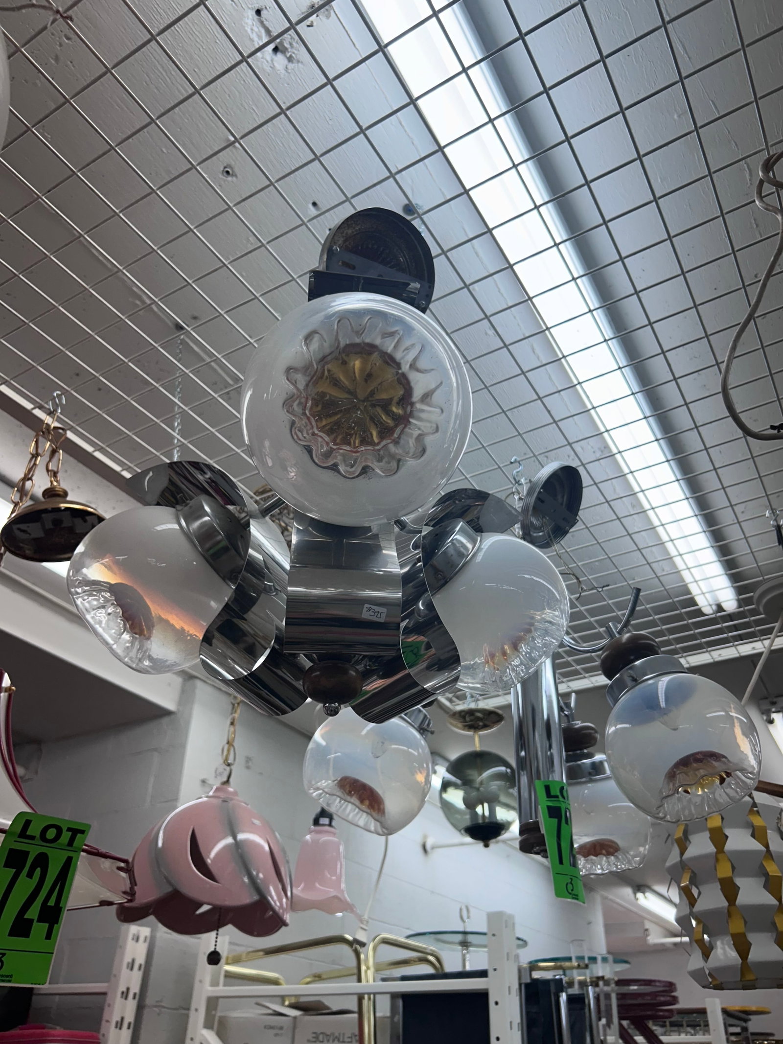 Chandelier light fixture: Chandelier light fixture