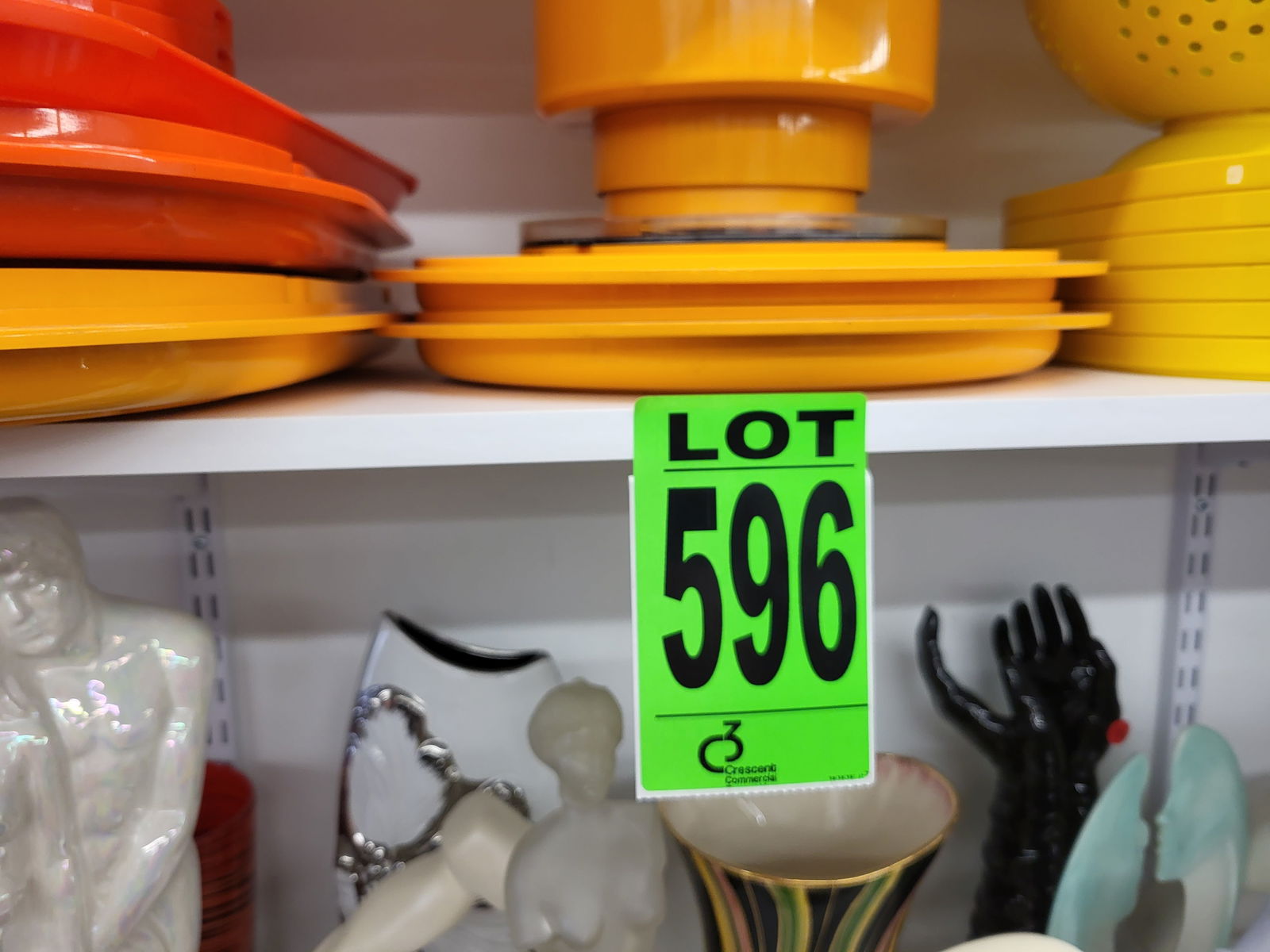 Lot of 130pcs of vintage melamine serving plates, utensils, dishes, bowls, trays. (1 of 7)