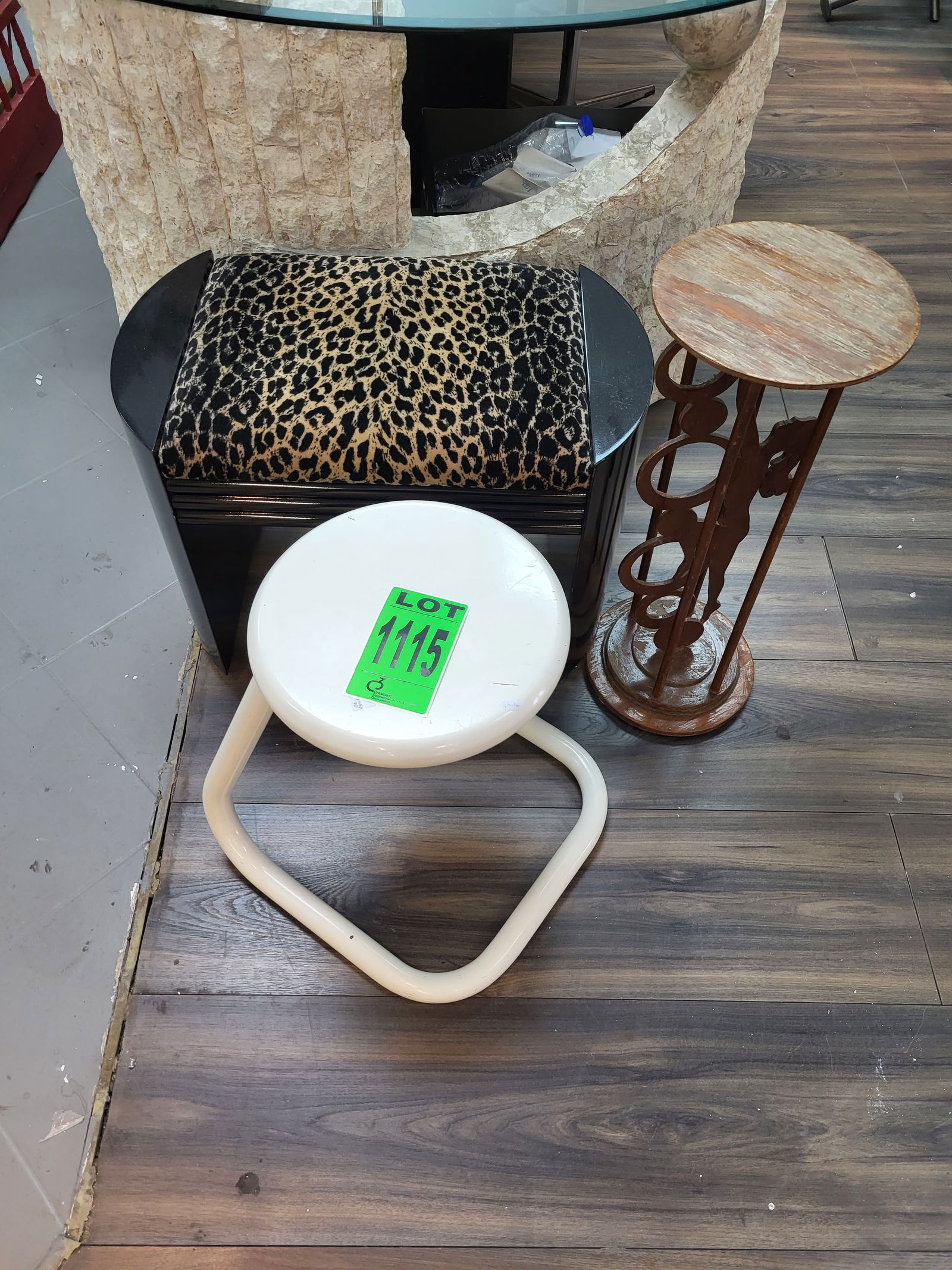 Lot of (3) stools incl. Paperclip-style, Wooden Pedestal, Black Lacquer and Leopard-Print (1 of 2)