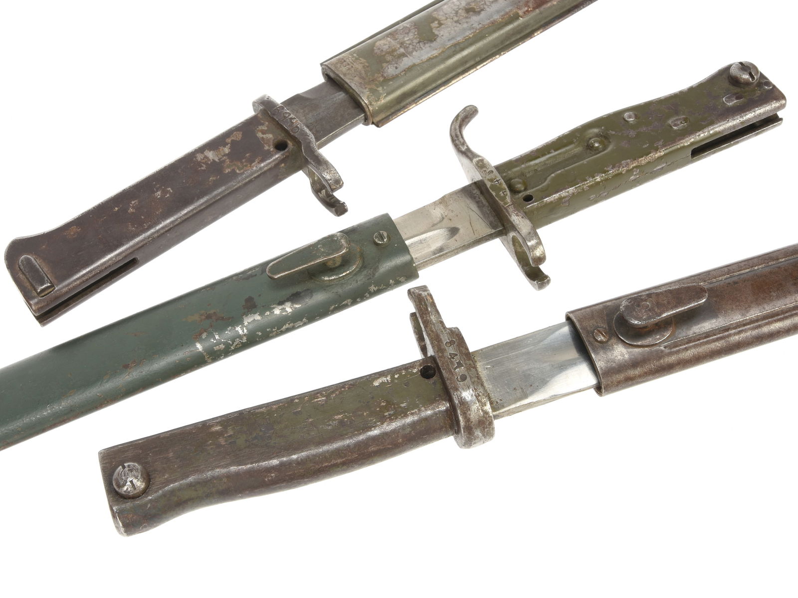 Imperial German WWI Ersatz Bayonet Lot: Three Bayonets: Imperial German WWI Ersatz Bayonet Lot: Three Bayonets First is a Carter #3, 44cm (~17-1/8") overall, unmarked fullered blade in nice condition with just a few light age spots. Hilt has stepped guard