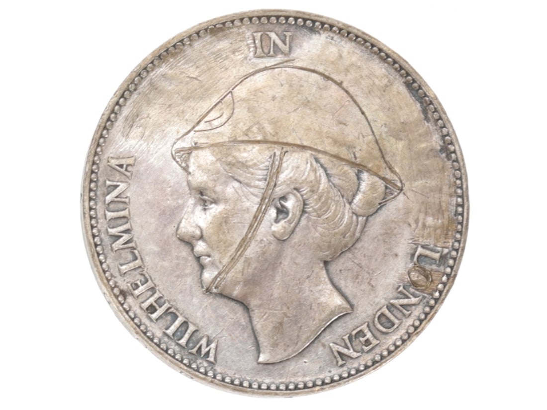 WWII "Wilhelmina in Londen" Carved Gulden 1940: WWII "Wilhelmina in Londen" Carved Gulden 1940 Dutch 1 gulden coin dated 1940 with profile portrait of Queen Wilhelmina of the Netherlands altered to depict Wilhelmina wearing a Dutch Army helmet. The