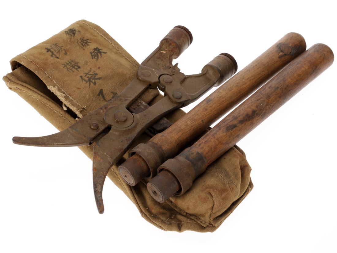 Japanese WWII Wire Cutters And Case (1 of 14)