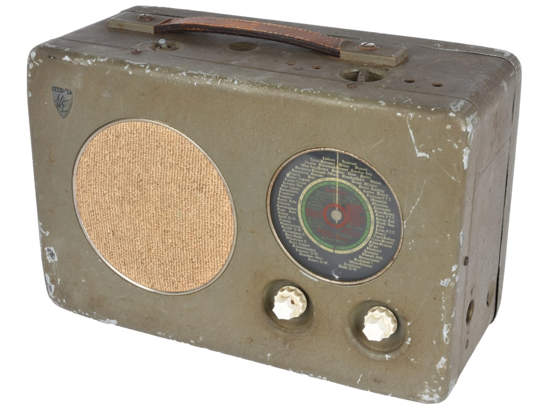 World War II Era Kriegsmarine Radione R2 Morale Radio: World War II Era Kriegsmarine Radione R2 Morale Radio The Radione R2 is an iconic example of mid-century European radio engineering, developed by the firm of Ing. Nikolaus Eltz in Vienna. Introduced j