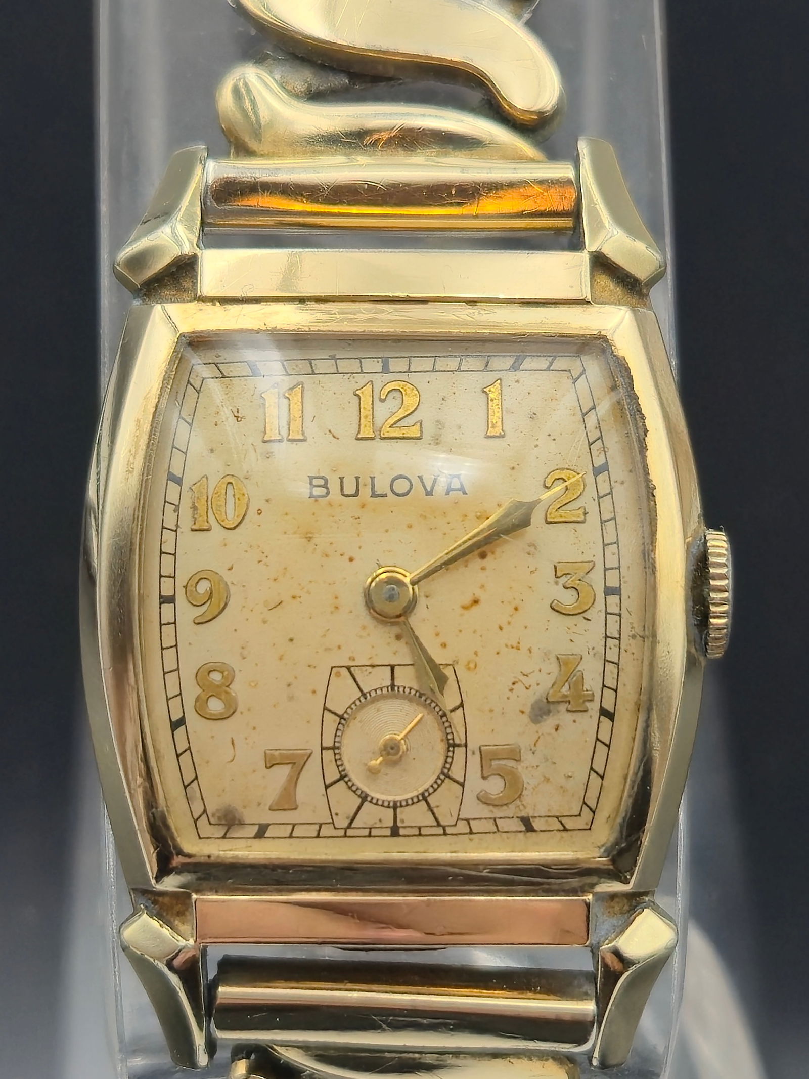 1948 BULOVA 'Walton' 10k RGP Vintage Gents Dress Watch: Step back into the refined style of the 1940s with this vintage Bulova 'Walton' men's dress watch. Featuring a 15-jewel manual-wind movement, this timepiece reflects the craftsmanship and attention to