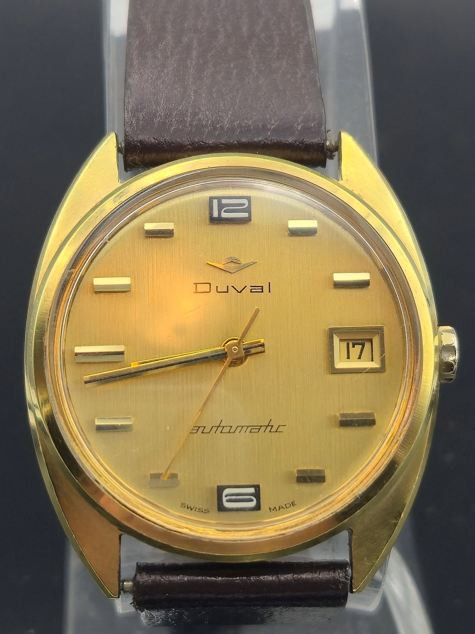 Vintage Duval Gold Tone Automatic date Man's Watch: The Duval Gold Tone Automatic Men's Watch is a vintage timepiece that exemplifies mid-20th-century Swiss craftsmanship. Known for its elegant design and reliable performance, this watch is a testament