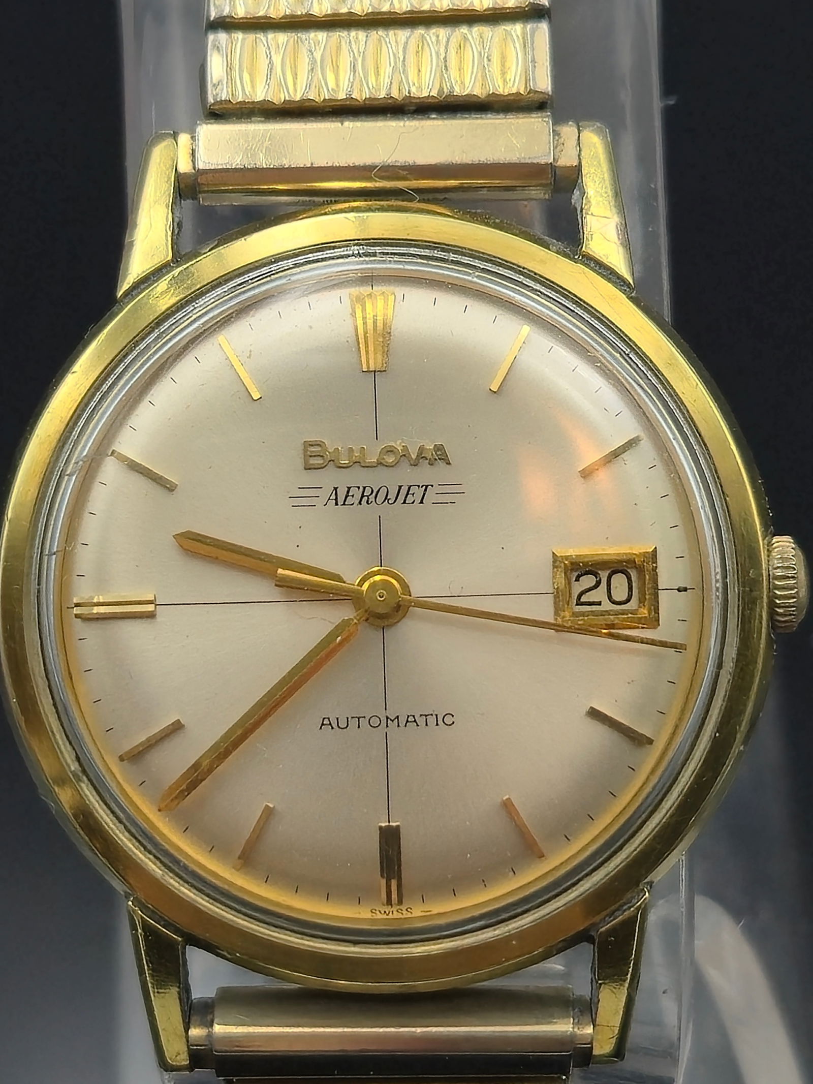 Vintage 1966 BULOVA Aerojet Self-winding gold plated Men's watch: Step into classic mid-century style with this vintage 1966 Bulova Aerojet men’s wristwatch. A hallmark of Bulova’s innovation and elegance, this timepiece features a self-winding (automatic) movem