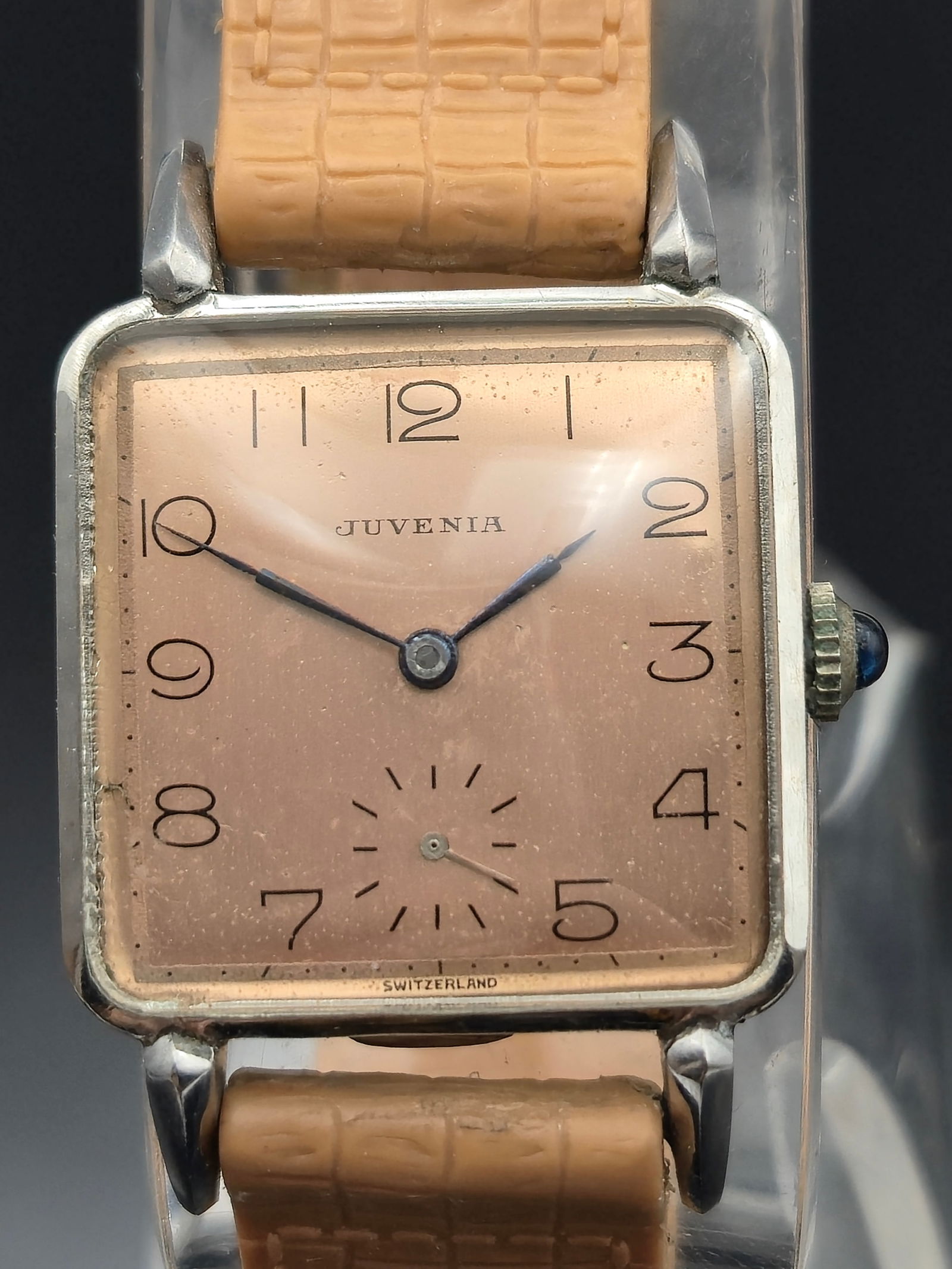 Rare vintage Juvenia 17 jewel champagne dial wristwatch Art Deco design: Elegant and understated, this vintage Juvenia men’s wristwatch offers timeless style with a distinctive mid-century flair. Featuring a square case design, this watch is powered by a 17-jewel mechani