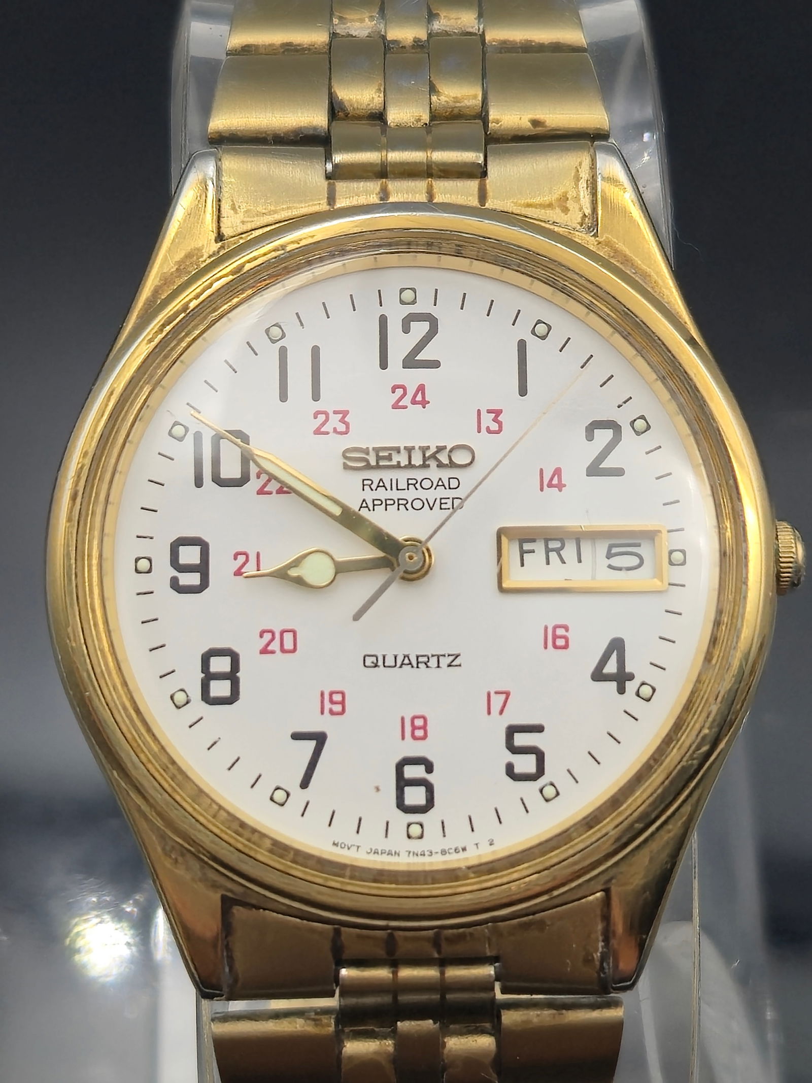 Seiko 7N43-8A39 "Railroad Approved" Quartz Watch – Gold Tone: This Seiko 7N43-8A39 is a reliable and highly legible Railroad Approved quartz watch, designed for precision timekeeping and visibility. It features a clean white dial with bold black hour markers and