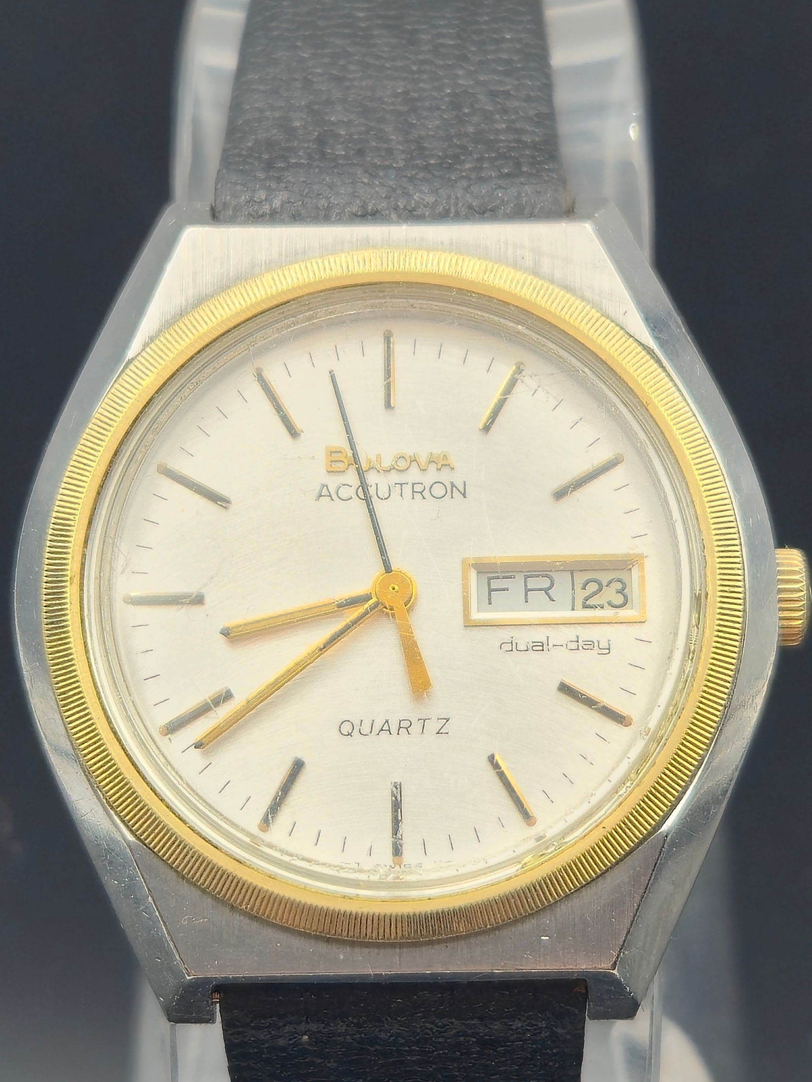 1977 Bulova Accutron Quartz Dual-Day Men’s Watch – Stainless Steel/Gold-Tone: This vintage Bulova Accutron from 1977 (marked N7) blends classic 1970s styling with early quartz technology. It features a two-tone stainless steel case with a gold-tone bezel, a silver sunburst dial