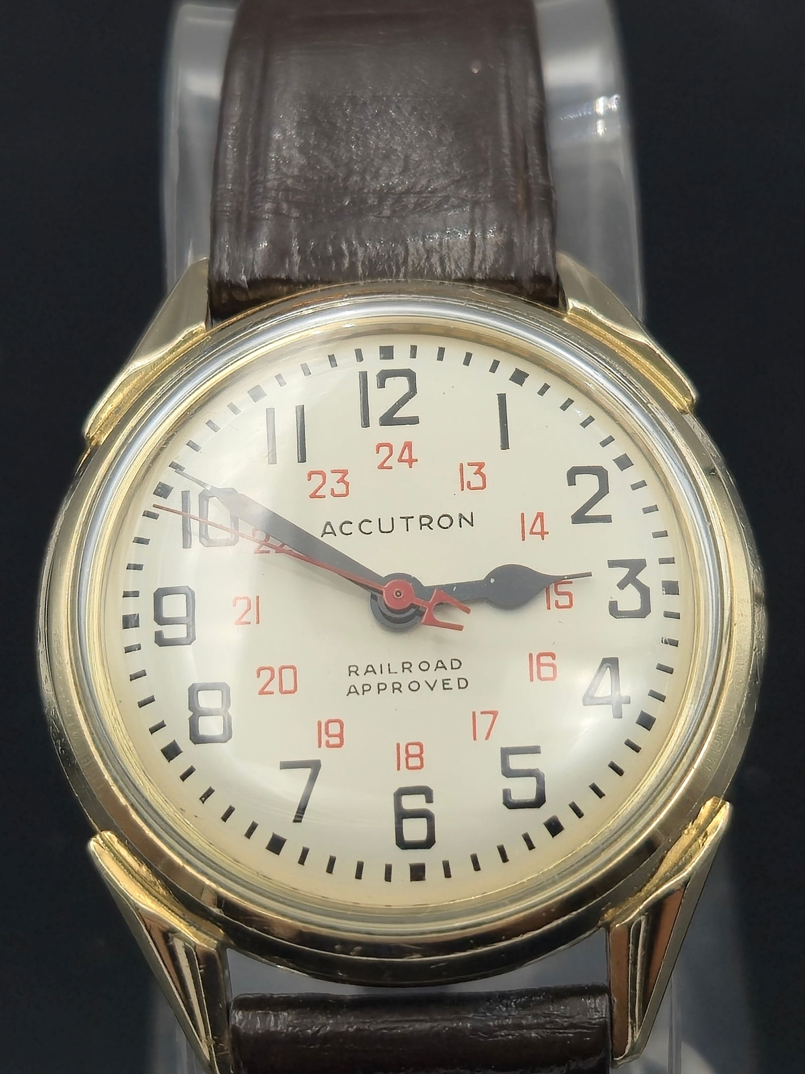 1970 Bulova Accutron Railroad Approved 214H – 10K GF Bezel, Original Band, Serviced: This vintage 1970 Bulova Accutron Railroad Approved wristwatch features the iconic 214H tuning fork movement, proudly made in the USA. Housed in a 10K gold-filled bezel with a stainless steel case bac